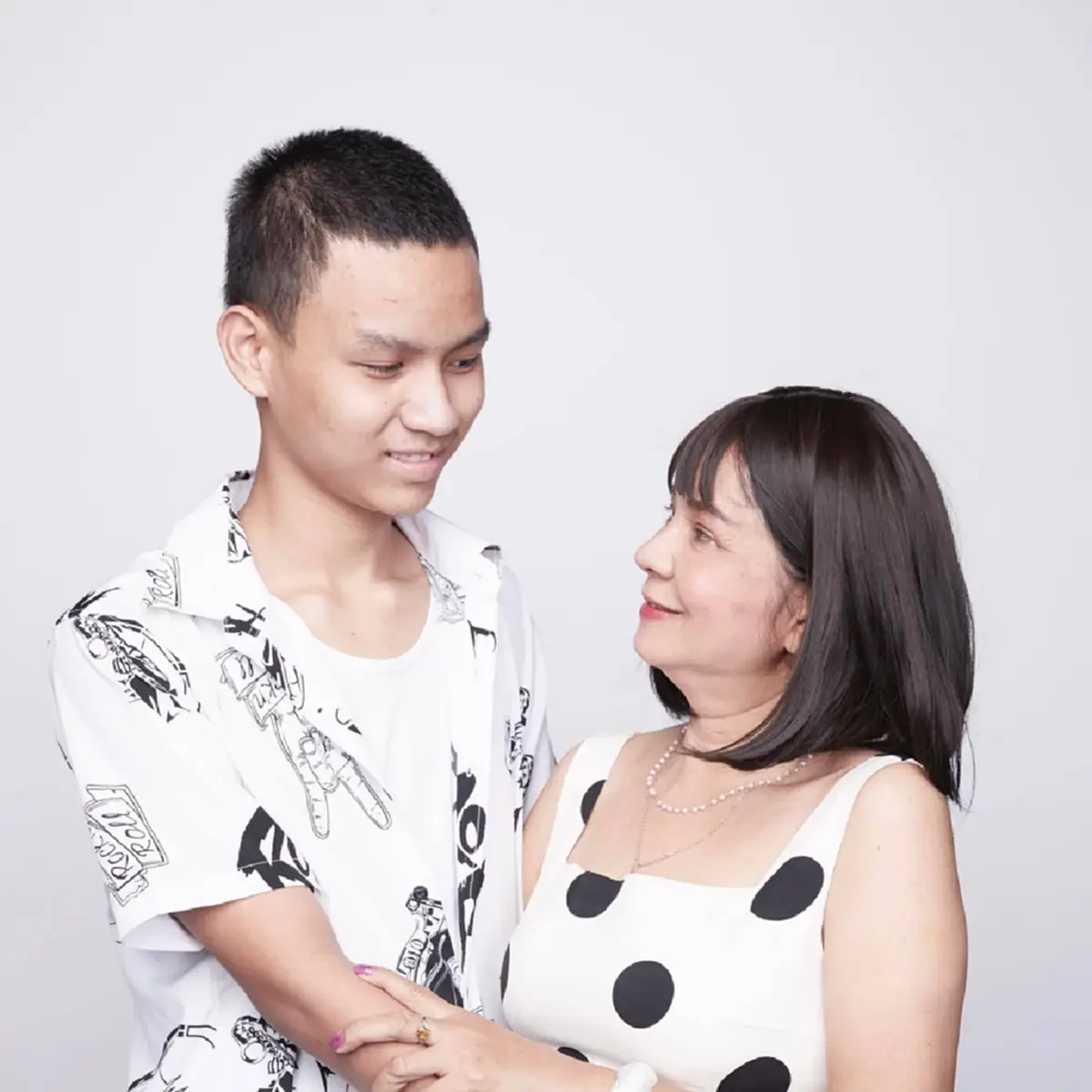 พี่พร น้องเวฟ คู่รักต่างวัย สัก รอยสัก สักชื่อ 