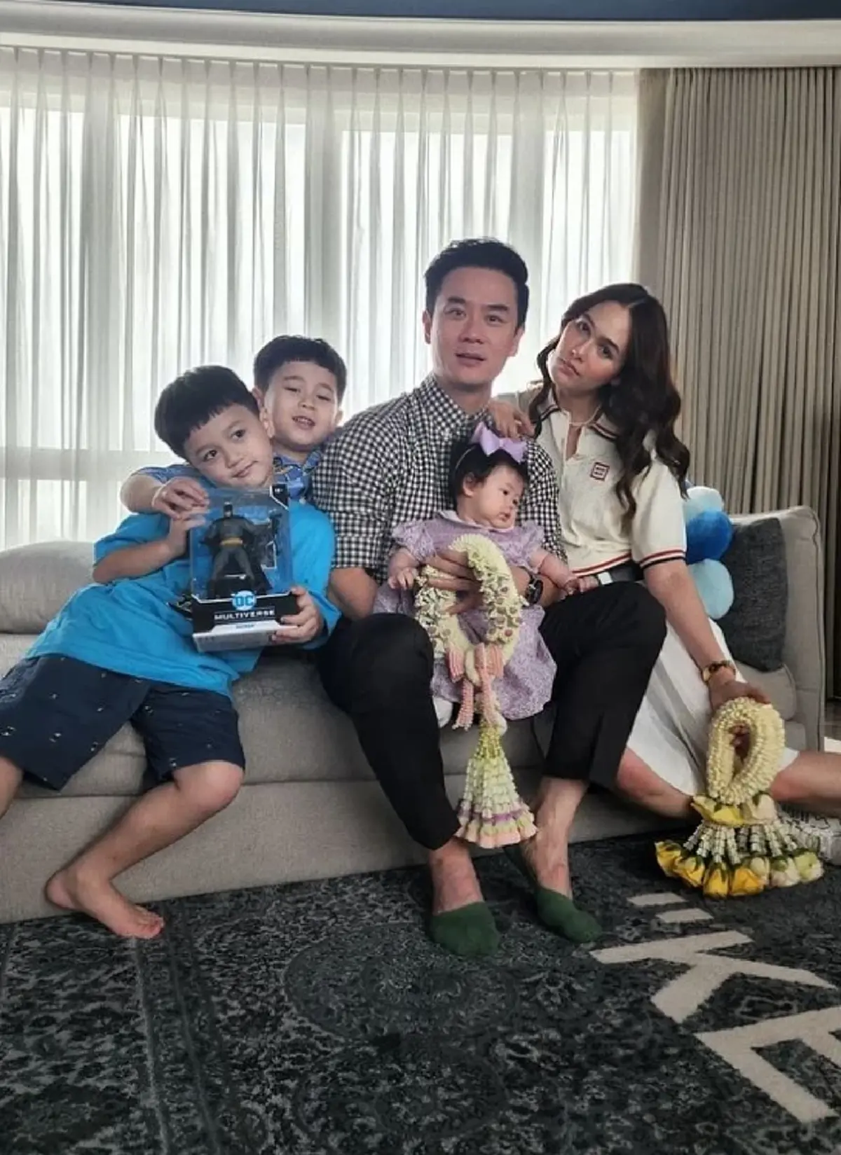 ชมพู่ อารยา สายฟ้า-พายุ-แอบิเกล” กราบ พ่อน็อต วิศรุต วันเกิด