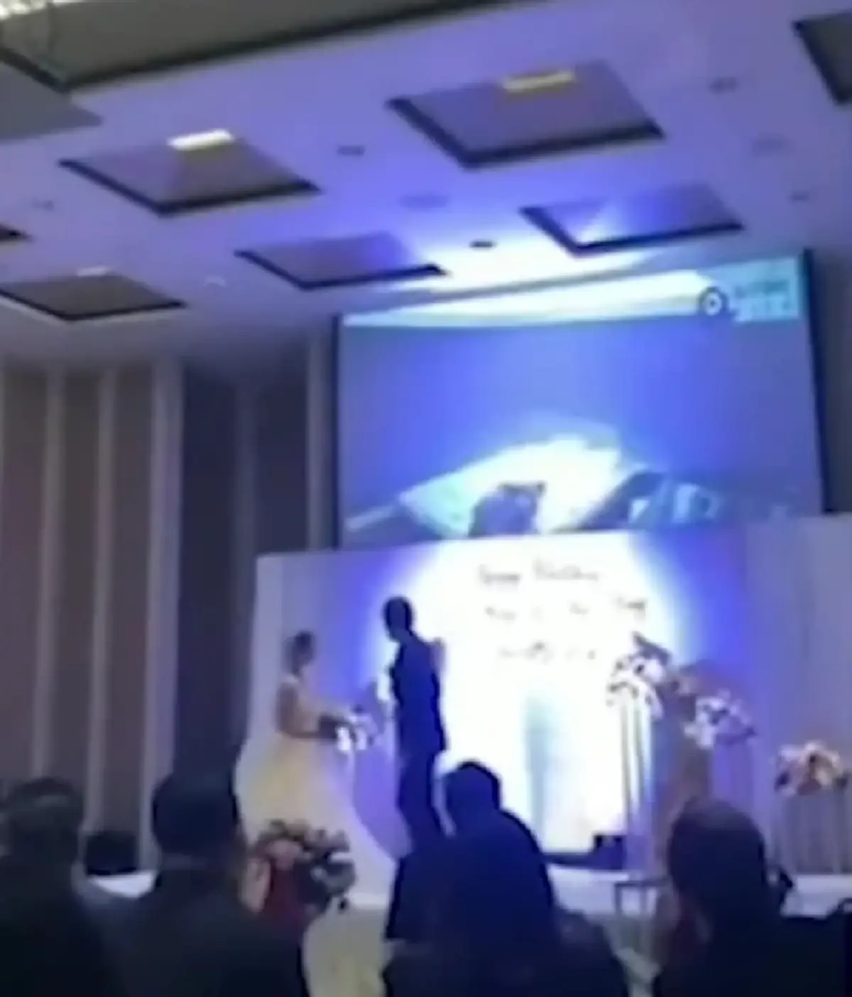 เจ้าบ่าวเปิดคลิปแฉ เจ้าสาวแอบเล่นชู้กับคนใกล้ตัว กลางงานวิวาห์ ทำงานมงคลกลายเป็นสนามมวย 