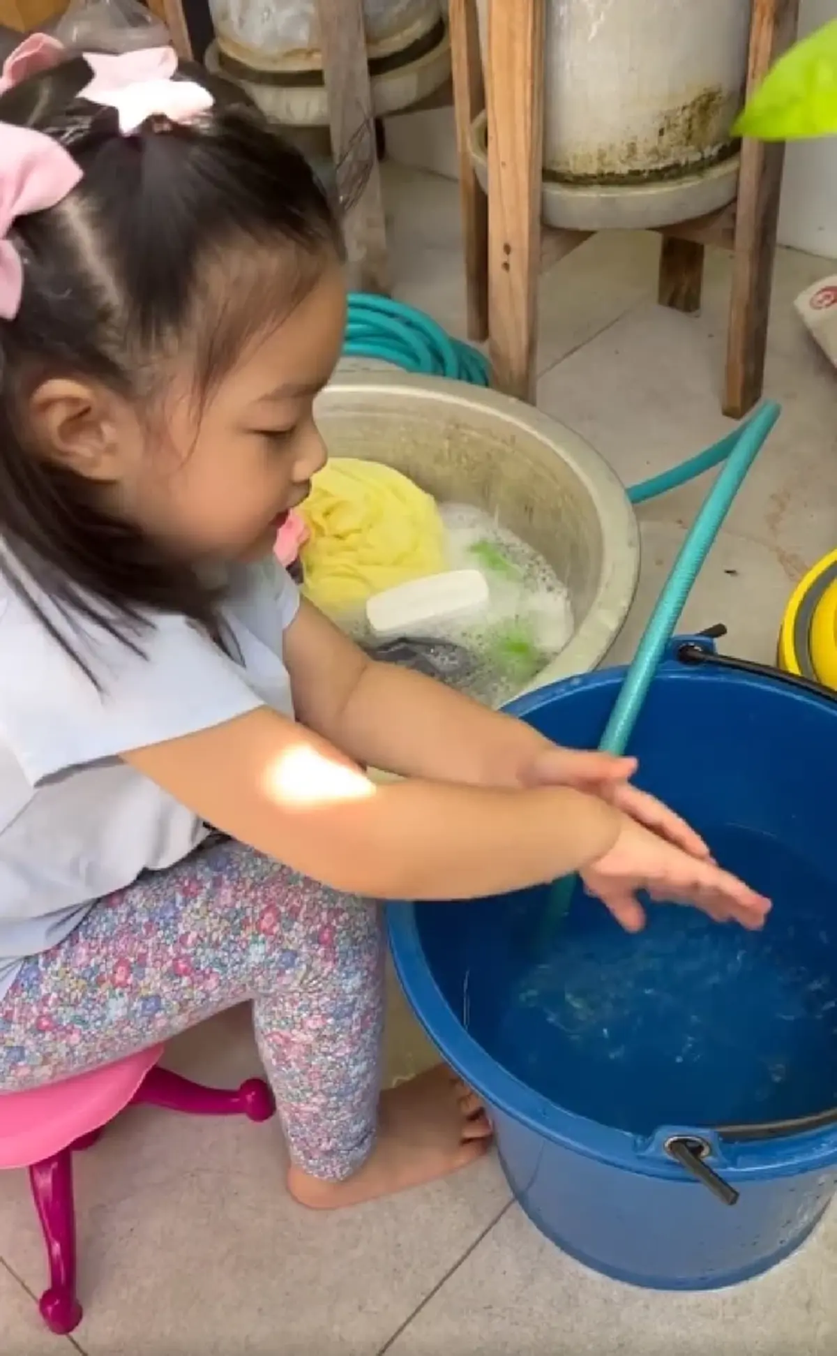 หนุ่ม ศรราม ฝึกให้ลูกสาวซักผ้าช่วยพี่เลี้ยง