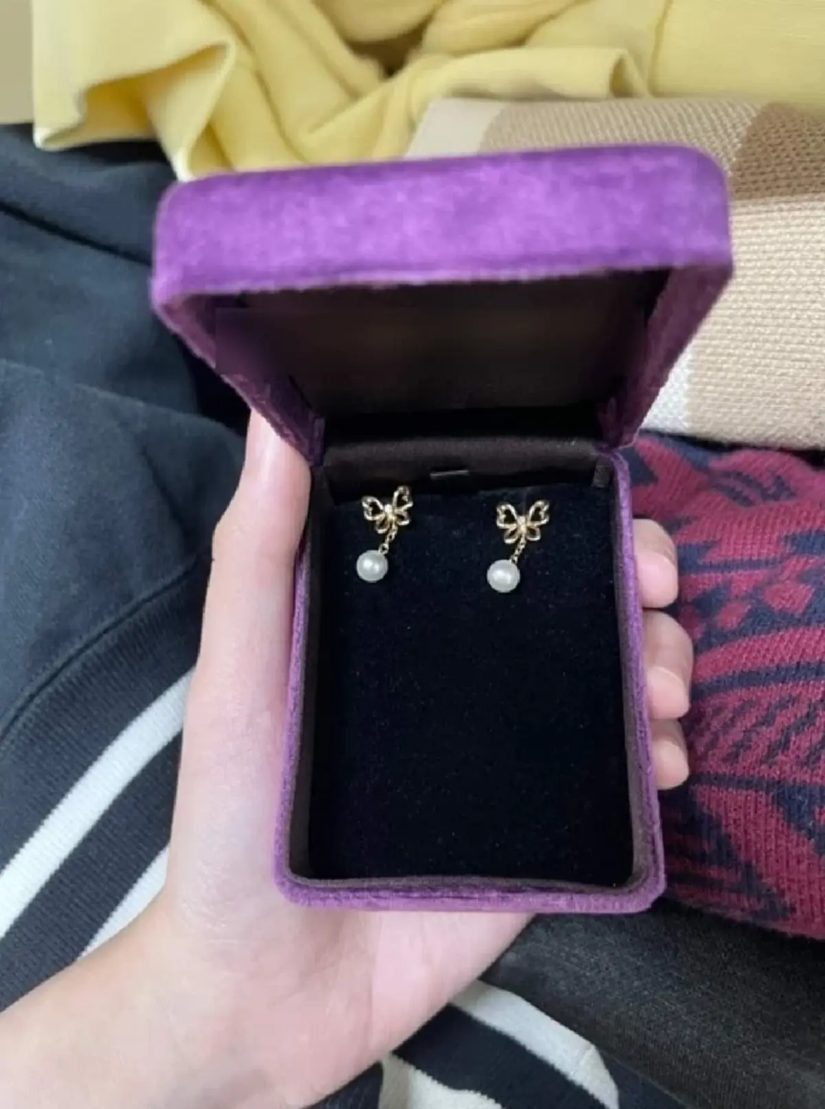 หนุ่มงานเข้า เซอร์ไพรส์แฟนสาว แอบซื้อของขวัญให้ แต่กลายเป็นหลักฐานมัดตัว