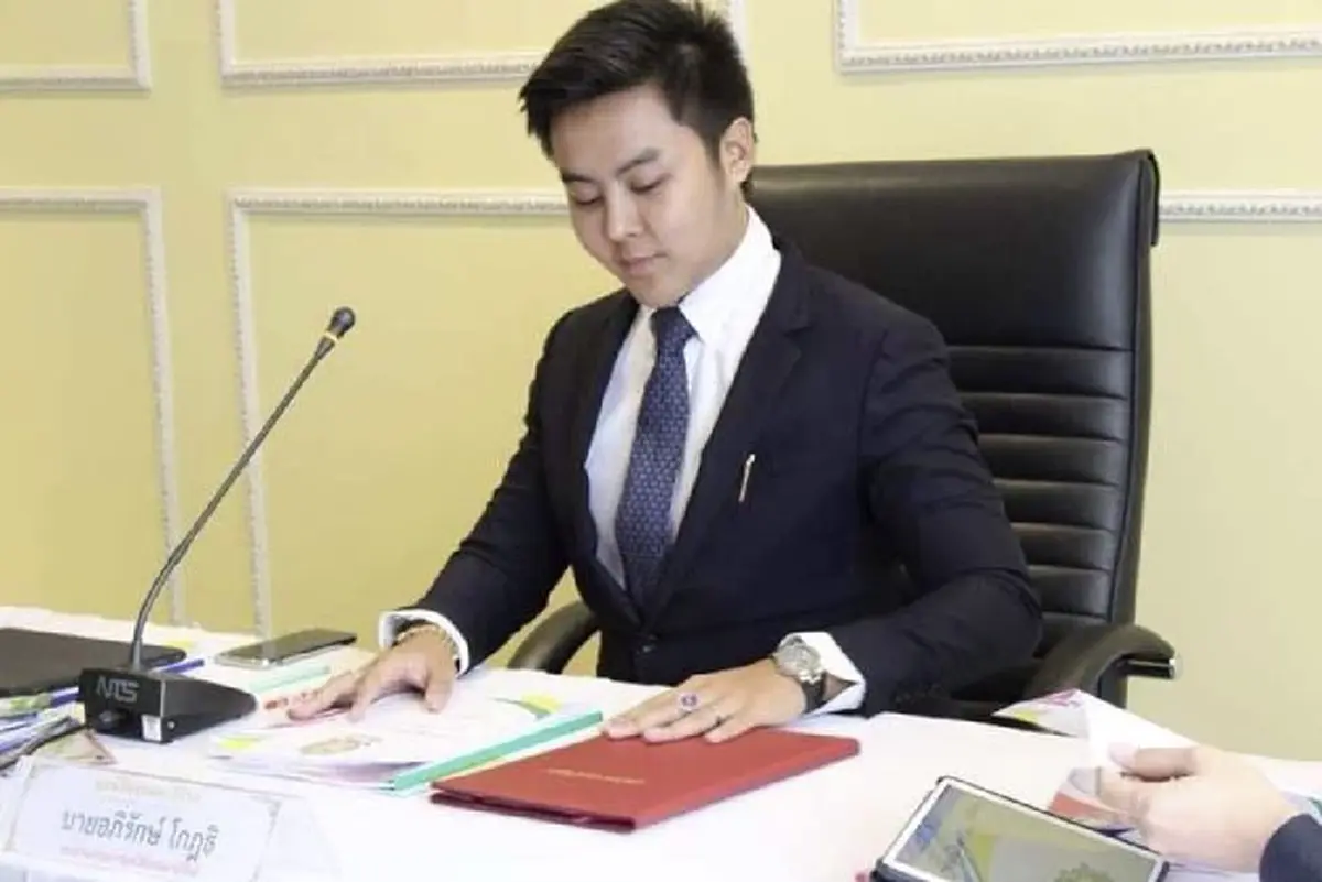  นายอภิรักษ์ โกฎธิ ผู้บริหาร FOREX-3D 