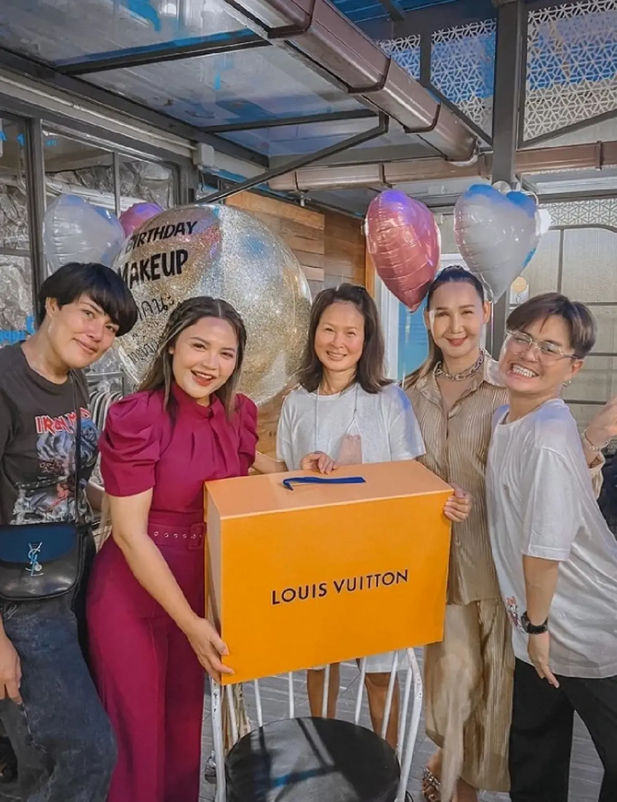 ตั๊กแตน ชลดา ช่างแต่งหน้า ของขวัญ วันเกิด กระเป๋าแบรนด์หรู 