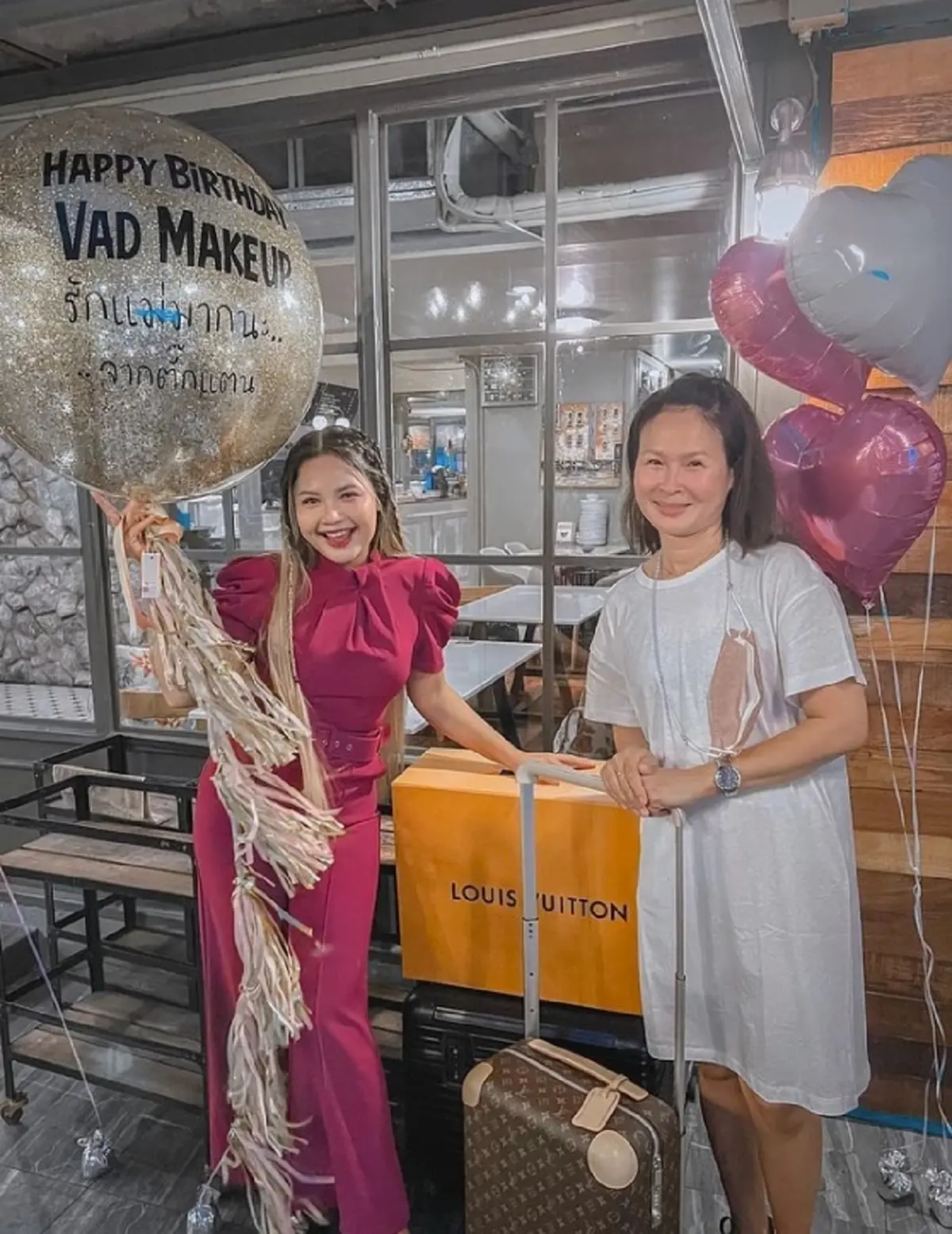ตั๊กแตน ชลดา ช่างแต่งหน้า ของขวัญ วันเกิด กระเป๋าแบรนด์หรู 