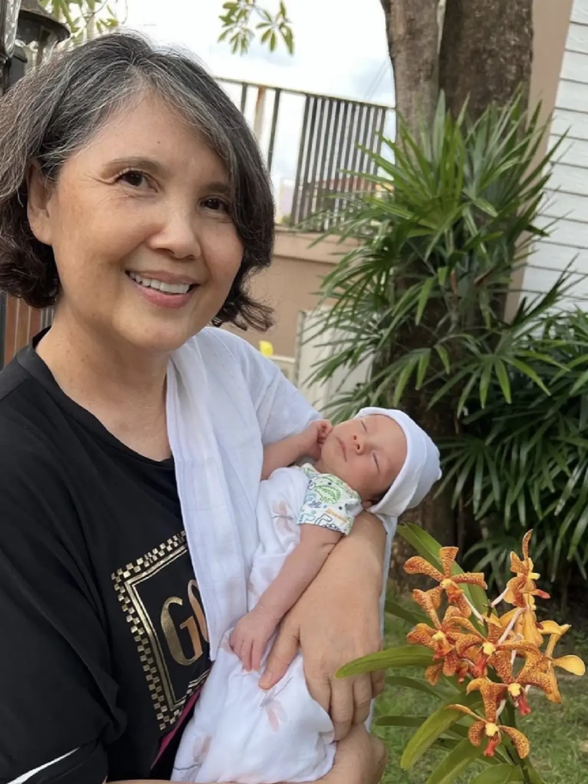 น้องดีออน ลูกชาย ลิเดียแมทธิว ในอ้อมกอดของคุณยาย นอนหลับตาพริ้ม