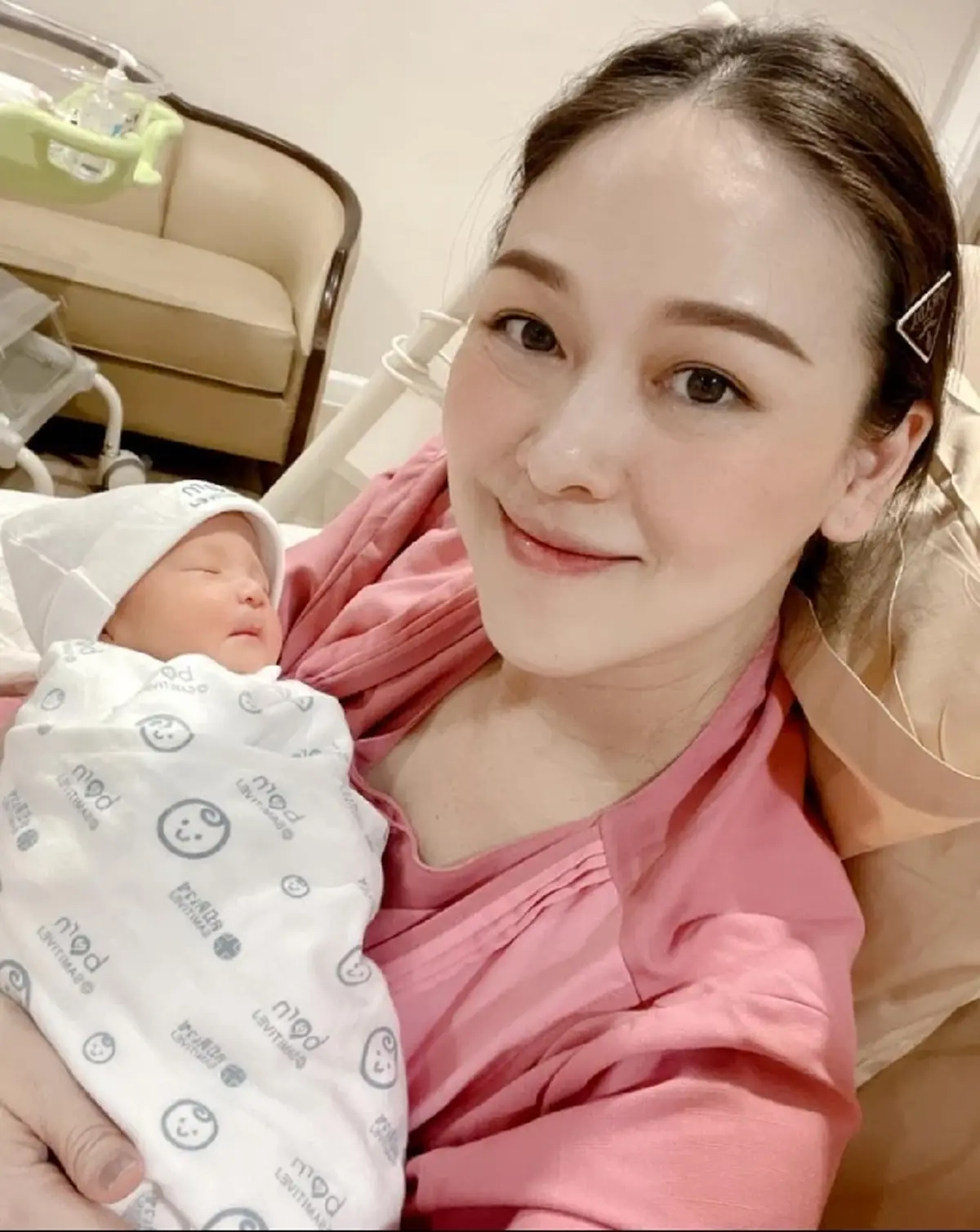 บีม กวี  ลูกแฝด พี่ธีร์ น้องพีร์ น้องอัยวา น้องอัญญา 