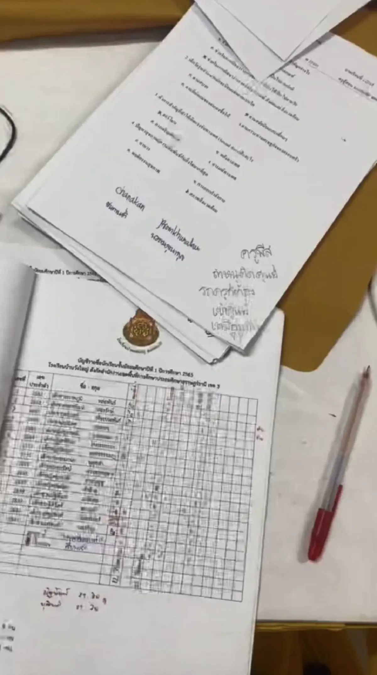 ครูมือไม้สั่น ตรวจข้อสอบนักเรียน เจอเขียนโน๊ตไว้ อ่านแล้วรีบเช็กรถด่วน