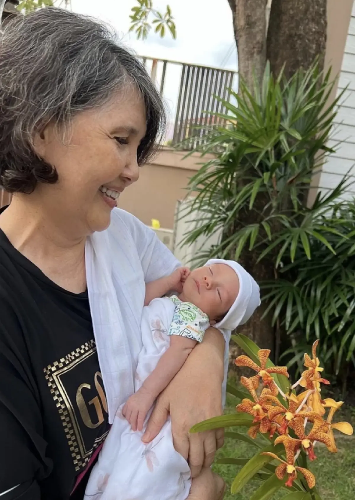 น้องดีออน ลูกชาย ลิเดียแมทธิว ในอ้อมกอดของคุณยาย นอนหลับตาพริ้ม