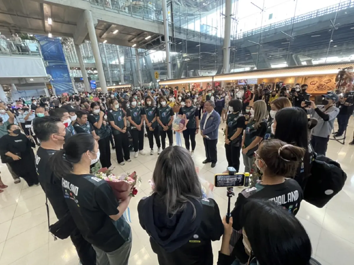 ทัพตบสาวไทยกลับถึงบ้าน ภูมิใจผลงาน เตรียมกลยุทธ์ด่านใหญ่ ชิงตั๋วโอลิมปิก!