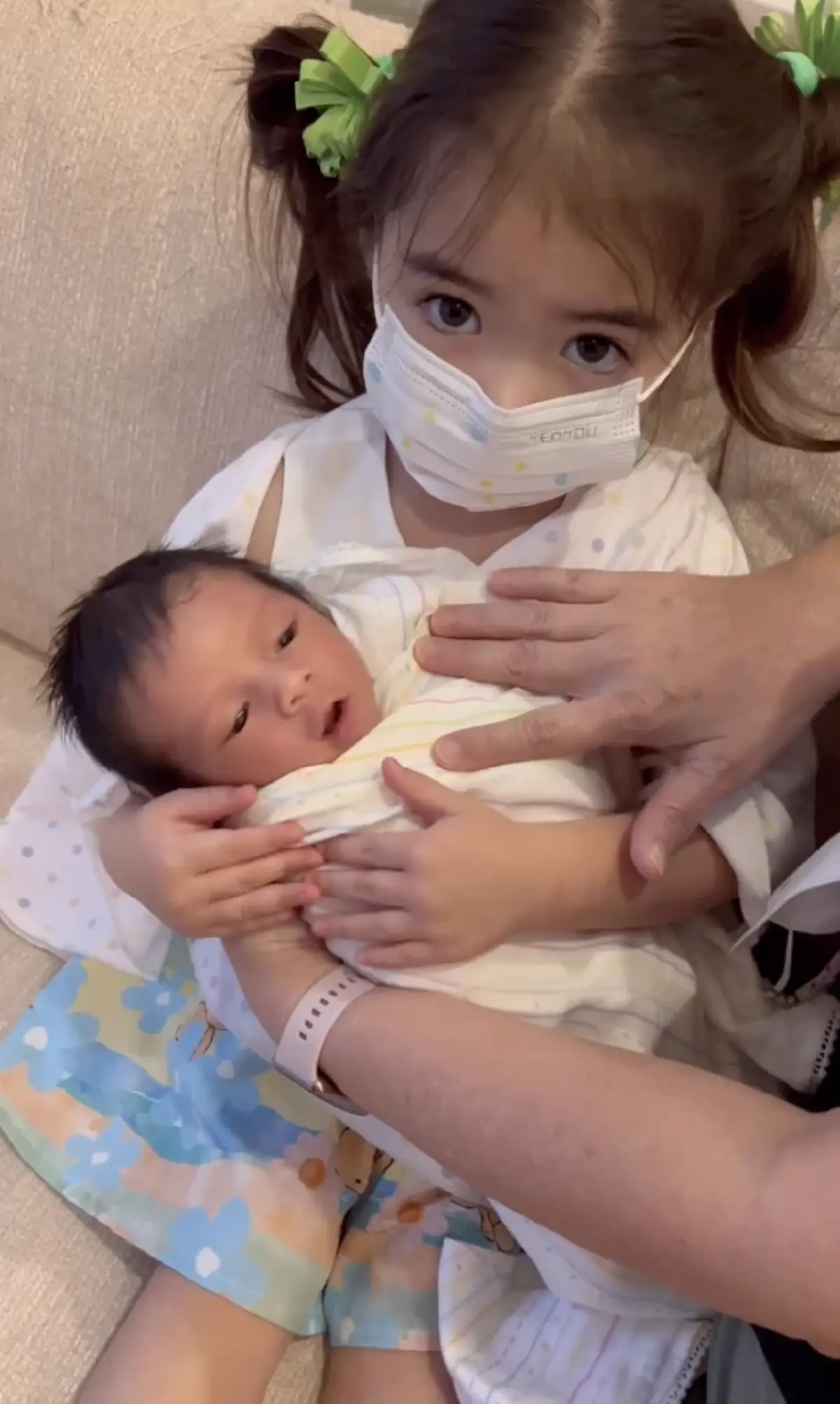 น้องเดมี่ ทำหน้าที่พี่สาวอุ้ม-ป้อนนม น้องดีออน น่าเอ็นดูทั้งพี่ทั้งน้อง