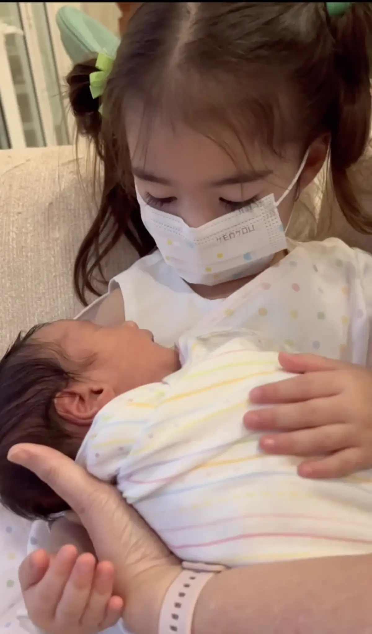 น้องเดมี่ ทำหน้าที่พี่สาวอุ้ม-ป้อนนม น้องดีออน น่าเอ็นดูทั้งพี่ทั้งน้อง