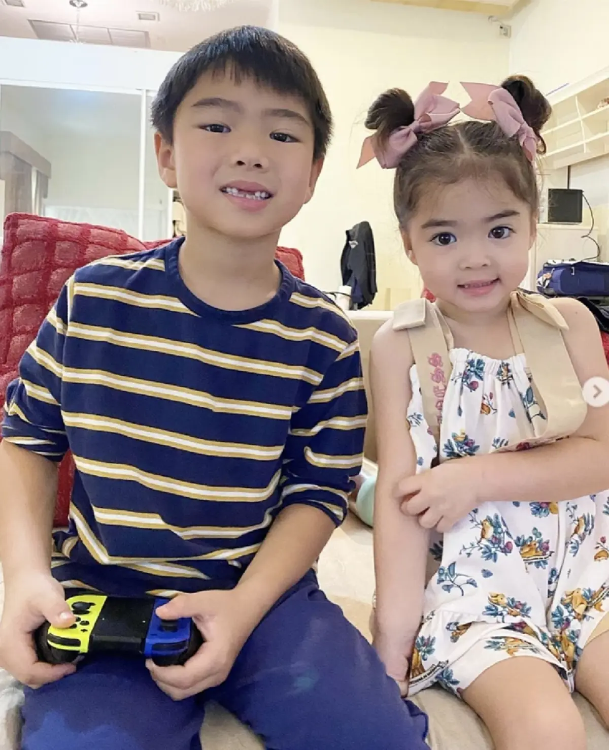 น้องเดมี่ ทำหน้าที่พี่สาวอุ้ม-ป้อนนม น้องดีออน น่าเอ็นดูทั้งพี่ทั้งน้อง