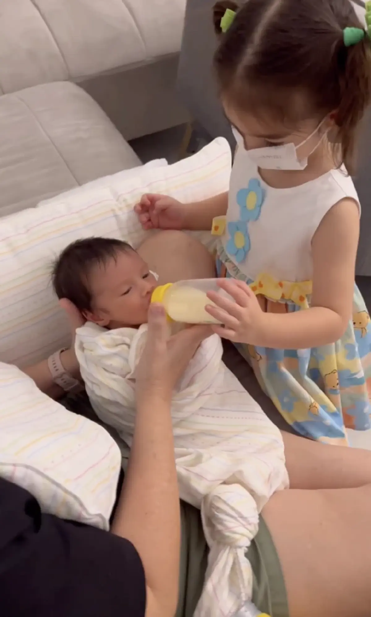 น้องเดมี่ ทำหน้าที่พี่สาวอุ้ม-ป้อนนม น้องดีออน น่าเอ็นดูทั้งพี่ทั้งน้อง