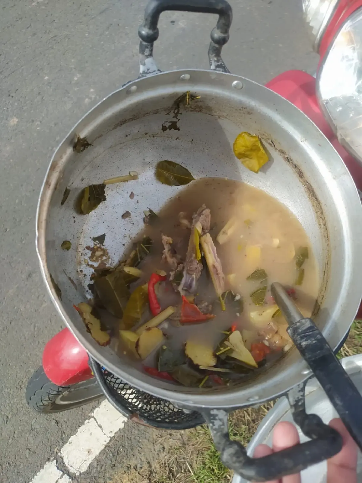 หนุ่มแค้นจัด "ต้มไก่หาย" โจรใจร้ายยกไปทั้งหม้อ ตามไปเจอสภาพยิ่งของขึ้น