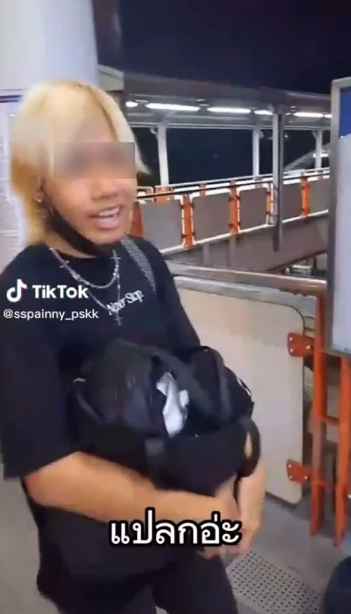 แก๊งเพื่อนร้องเอ๊ะ เห็นป้ายเตือนบนรถไฟฟ้า ทนไม่ไหวต้องขอพูด ทำขำปอดโยก