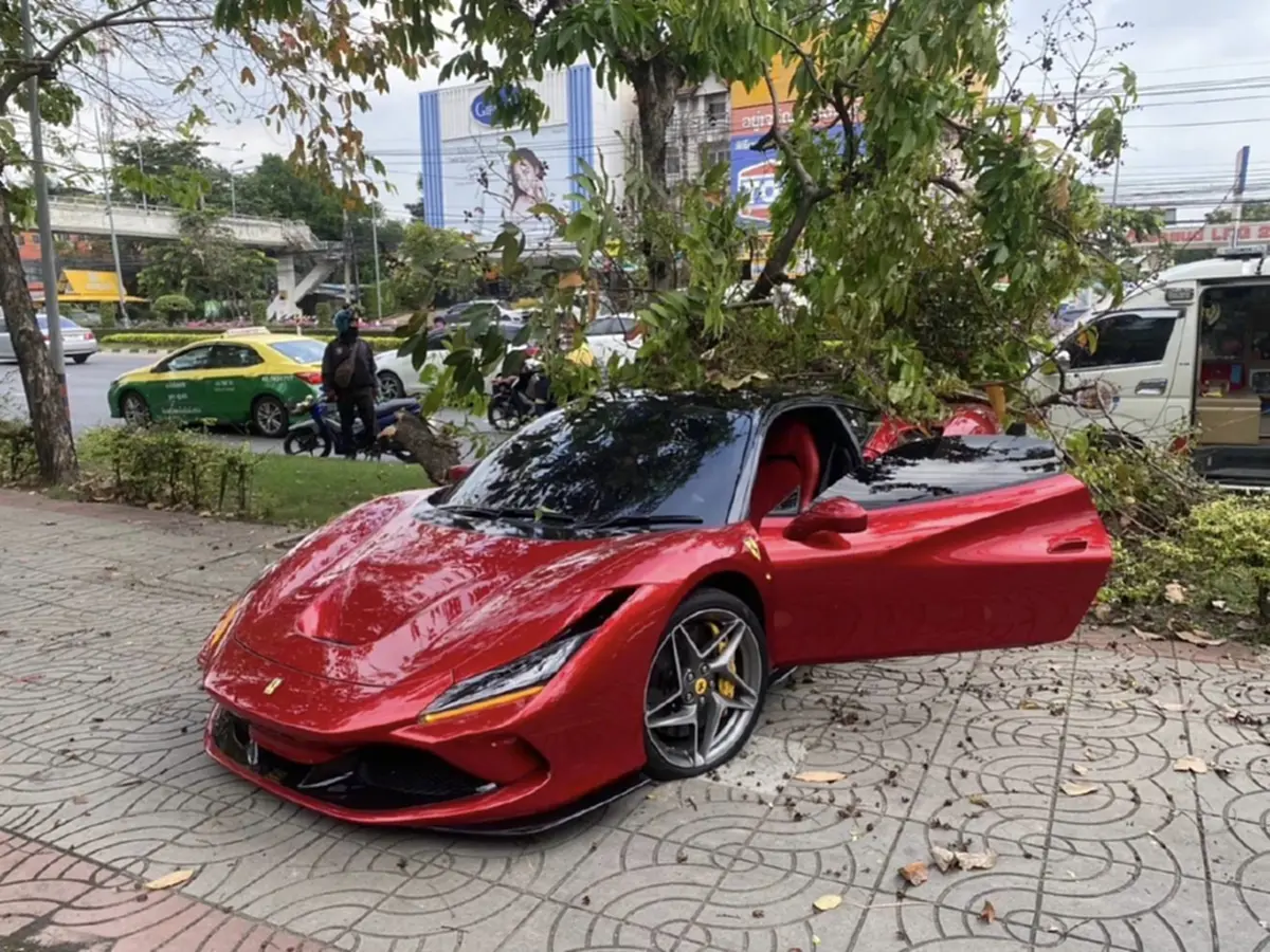 กาก้า นักแข่งรถชื่อดัง ควบเฟอร์รารี่ 25 ล้าน เสียหลักพุ่งชนต้นไม้ 