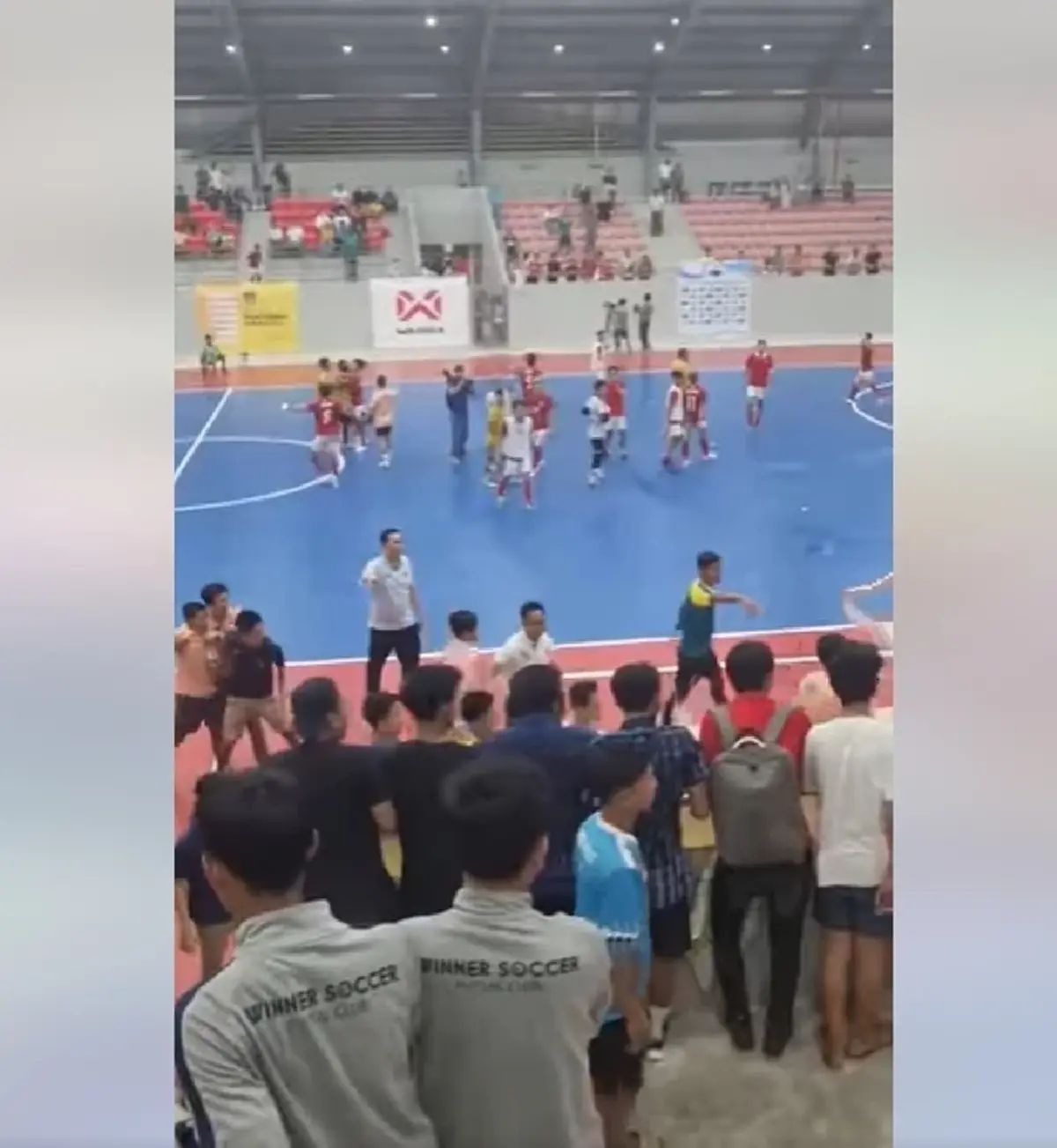 อย่างเดือด เปิดนาที สตาฟฟ์โค้ชไล่ยำกรรมการในสนามนัดชิงชนะเลิศ โดยไม่มีตำรวจเข้ามาดูแล