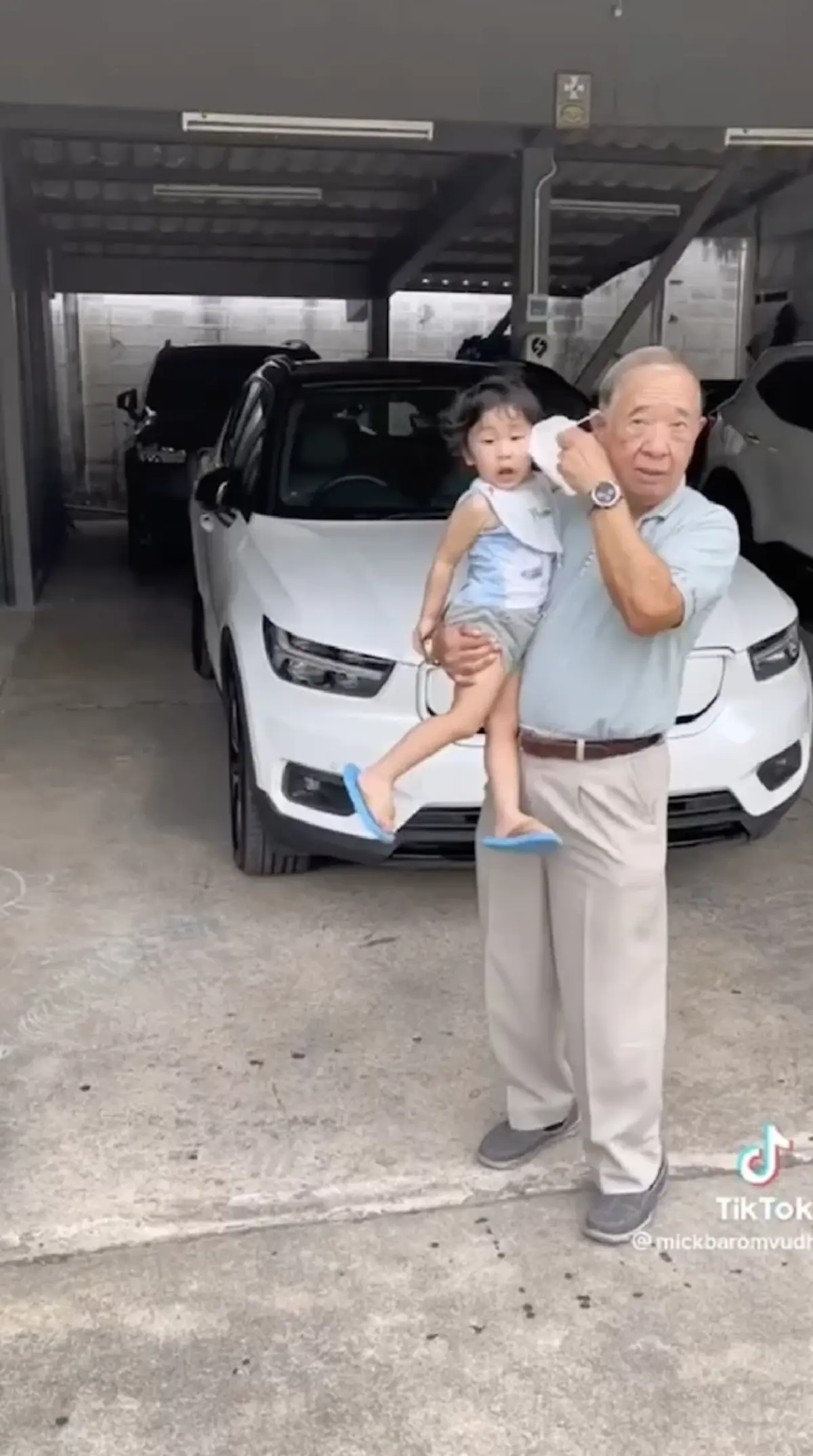 มิค บรมวุฒิ โพสต์คลิปลูกๆทั้ง 3 คน ปริม เปรม ปราง วิ่งไปต้อนรับคุณปู่กลับบ้าน