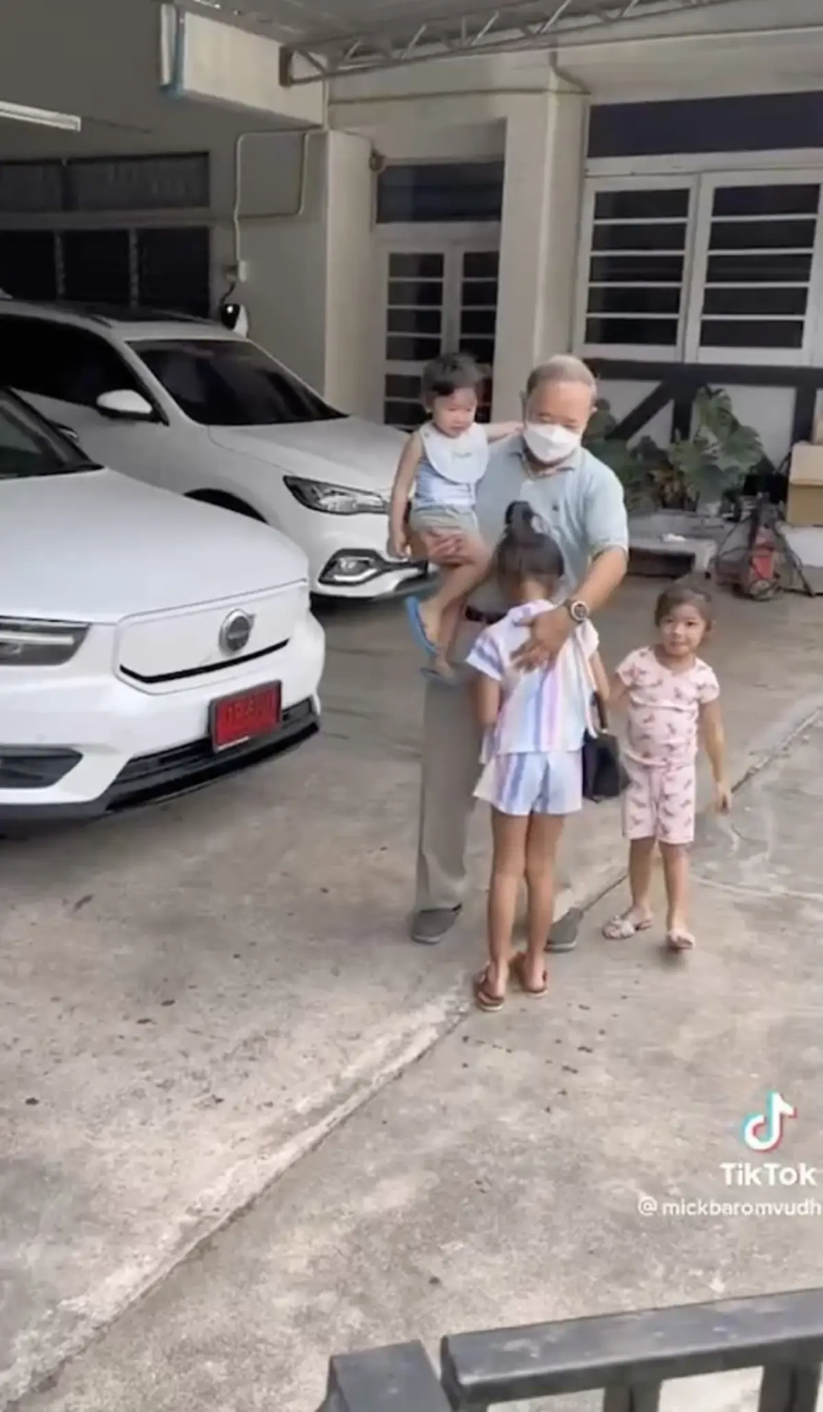 มิค บรมวุฒิ โพสต์คลิปลูกๆทั้ง 3 คน ปริม เปรม ปราง วิ่งไปต้อนรับคุณปู่กลับบ้าน