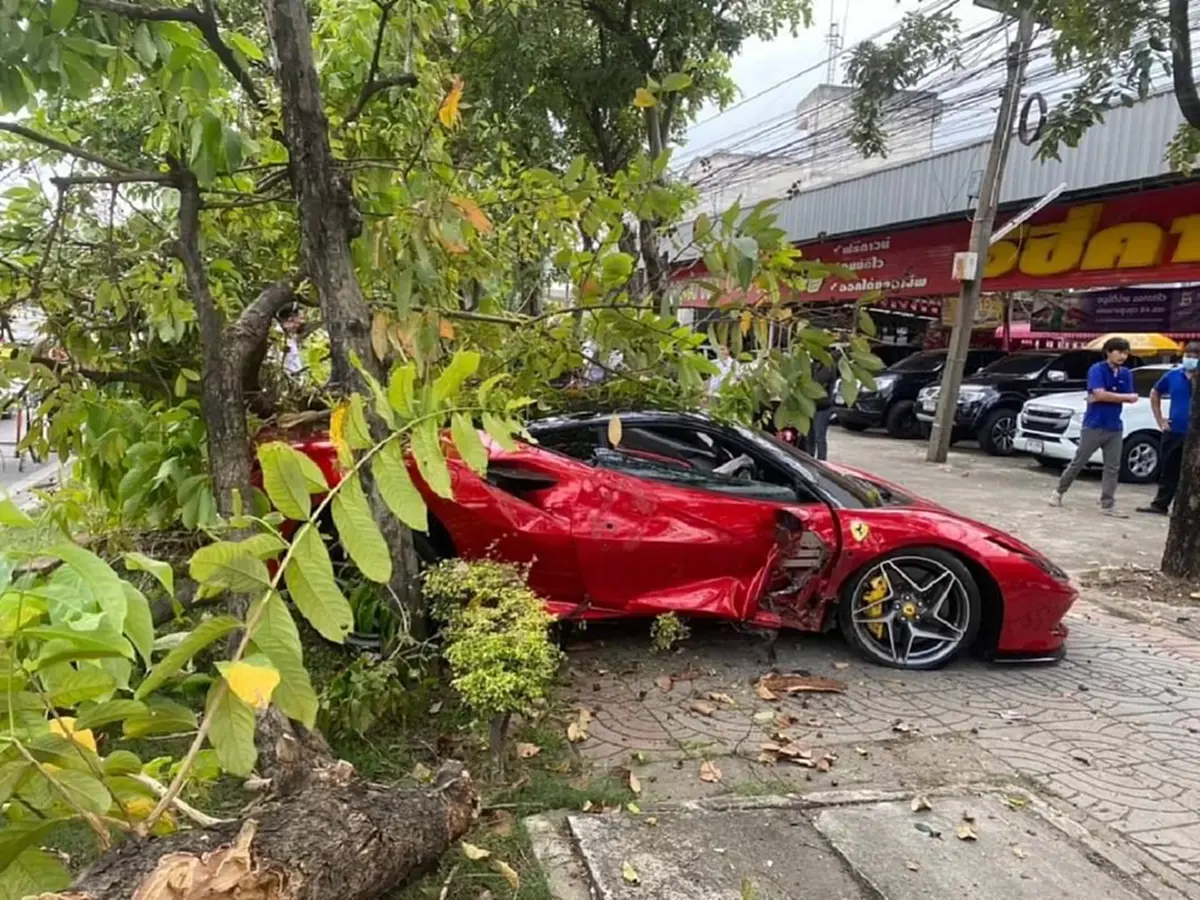 โดยในที่เกิดเหตุพบรถยนต์หรู ยี่ห้อ เฟอร์รารี่ รุ่น F8 TRIBUTO 3.9 สีแดง (Rosso Magma) มูลค่ากว่า 25 ล้านบาท อยู่ในสภาพชนกับต้นไม้ข้างทาง ประตูด้านขวาเปิดเห็นโครงด้านใน ล้อหน้าขวาแตก ซึ่งมีผู้บาดเจ็บ 1 ราย คือ กาก้า ณวินท์ หรือ นายณวินท์ ยาศรี นักแข่งรถชื่อดังอายุ 45 ปี ได้รับบาดเจ็บกระดูกสันหลัง ถูกนำตัวส่ง รพ.เปาโลเกษตร