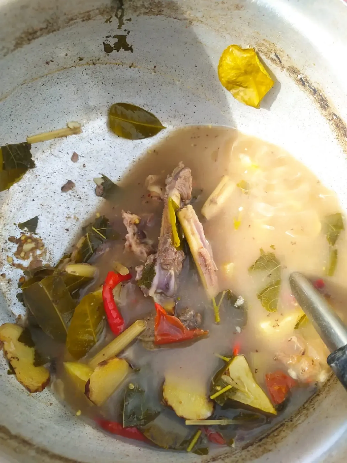 หนุ่มแค้นจัด "ต้มไก่หาย" โจรใจร้ายยกไปทั้งหม้อ ตามไปเจอสภาพยิ่งของขึ้น