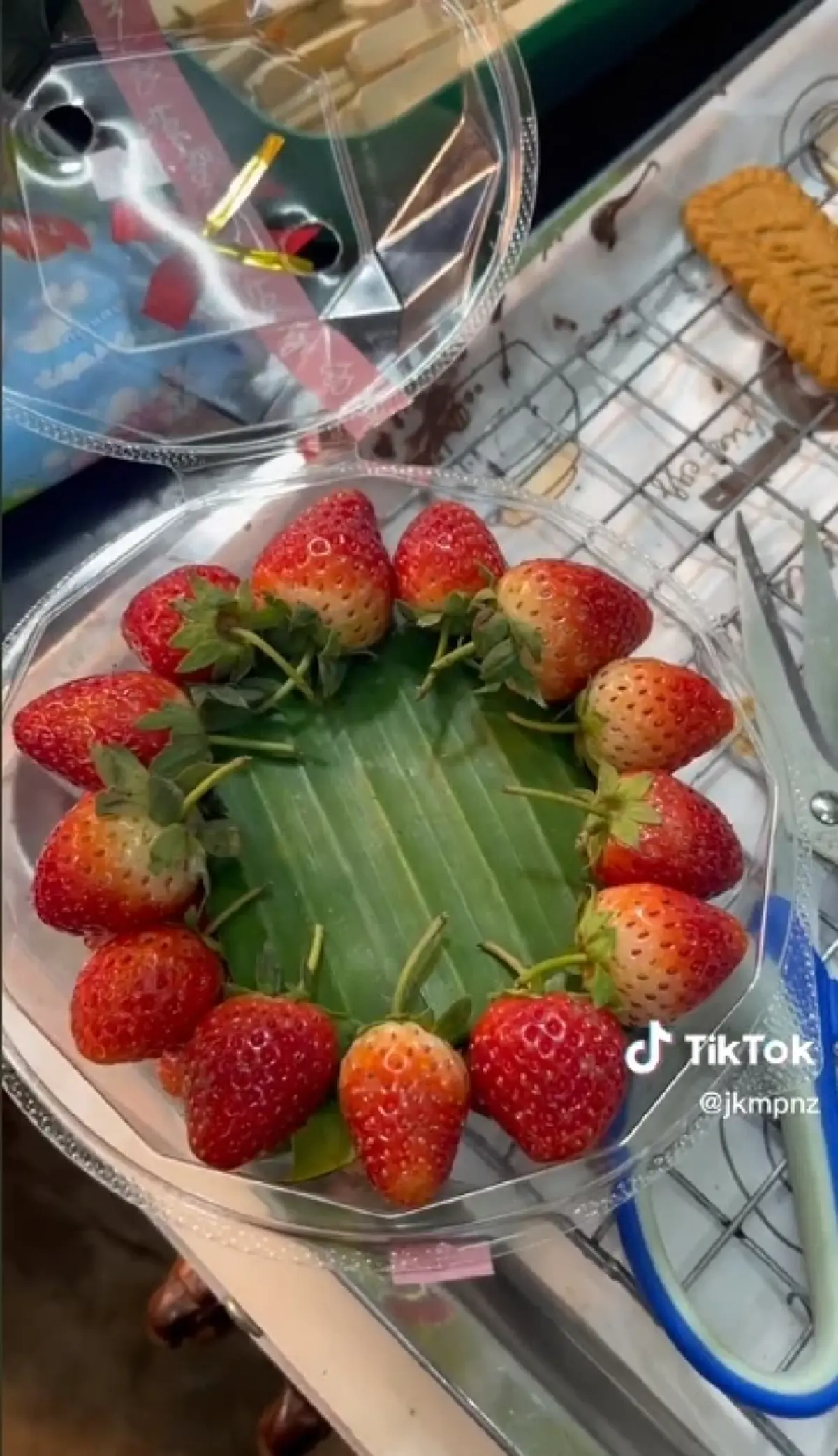 สาวสุดช้ำ อุตส่าห์เลือกซื้อสตรอว์เบอร์รีอย่างดี แต่พอเปิดกล่องมา เห็นแล้วต้องกำหมัดแน่น