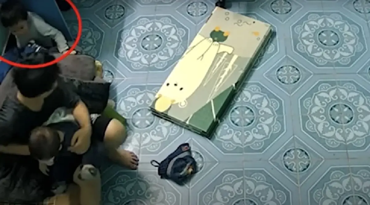 พ่อแม่แทบหยุดหายใจ เปิดกล้องวงจรปิด เห็นพี่ชายช่วยน้องชาย แค่เสี้ยววินาที