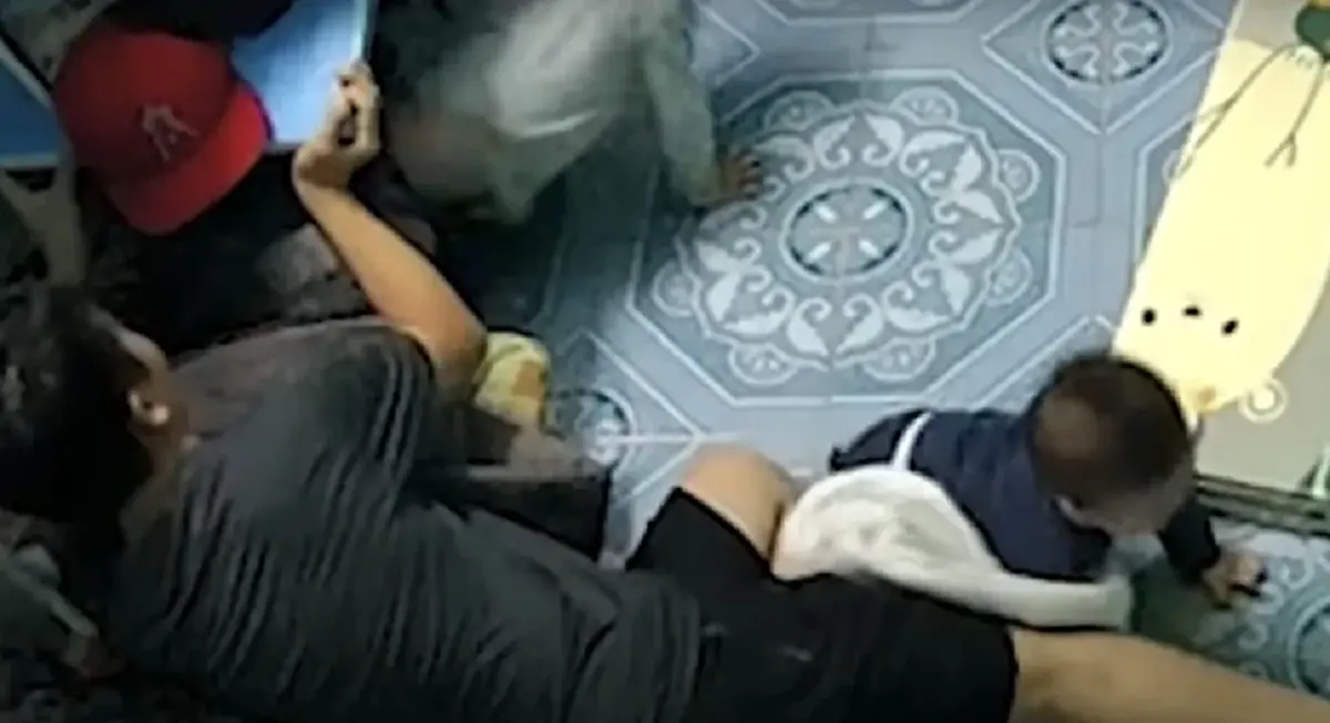 พ่อแม่แทบหยุดหายใจ เปิดกล้องวงจรปิด เห็นพี่ชายช่วยน้องชาย แค่เสี้ยววินาที