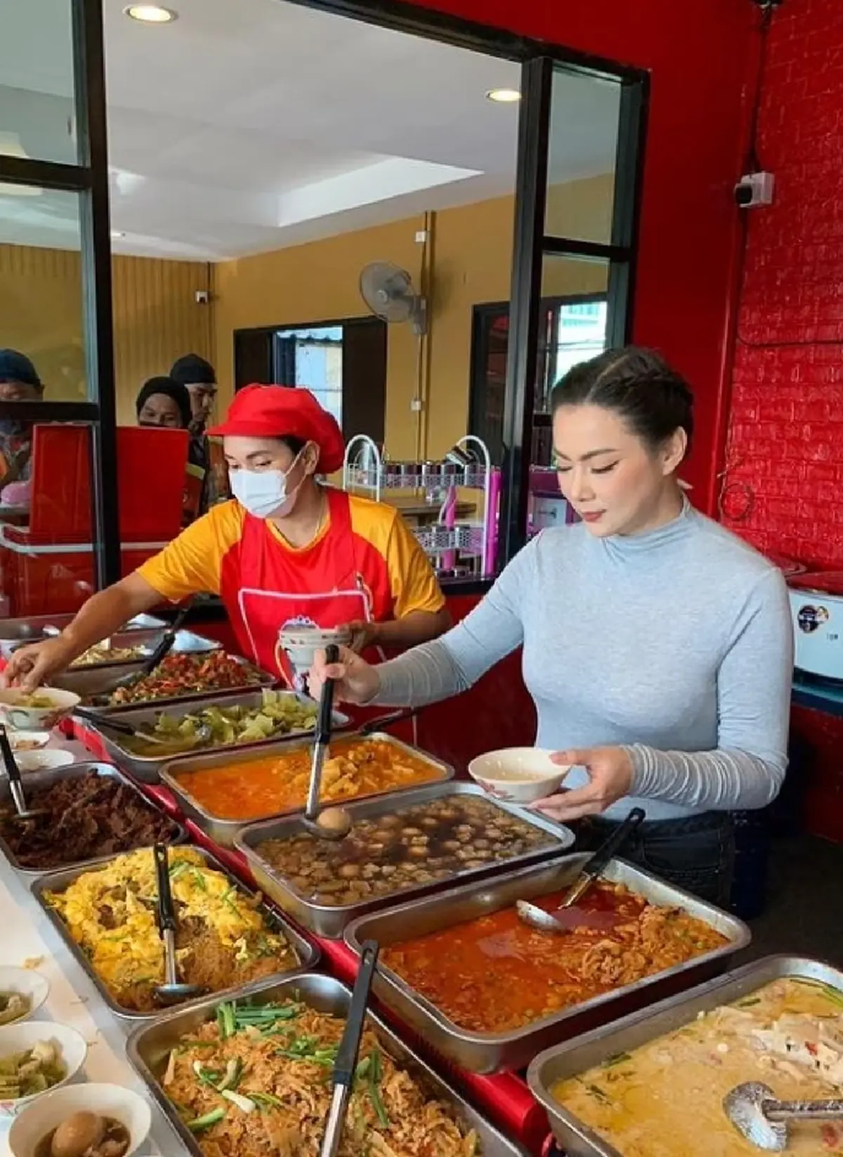 นับถือใจ บุ๋ม ปนัดดา เปิดร้านข้าวแกงนางงาม 10 บาท ชาวบ้านแห่อุดหนุนแน่นร้าน