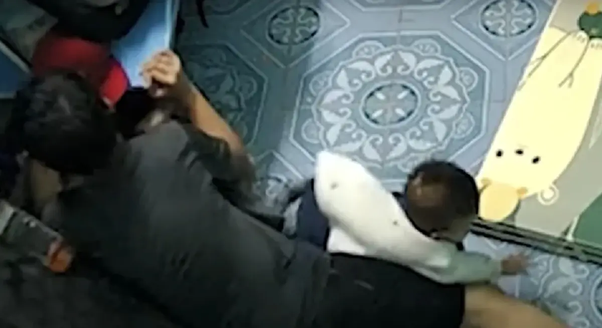 พ่อแม่แทบหยุดหายใจ เปิดกล้องวงจรปิด เห็นพี่ชายช่วยน้องชาย แค่เสี้ยววินาที