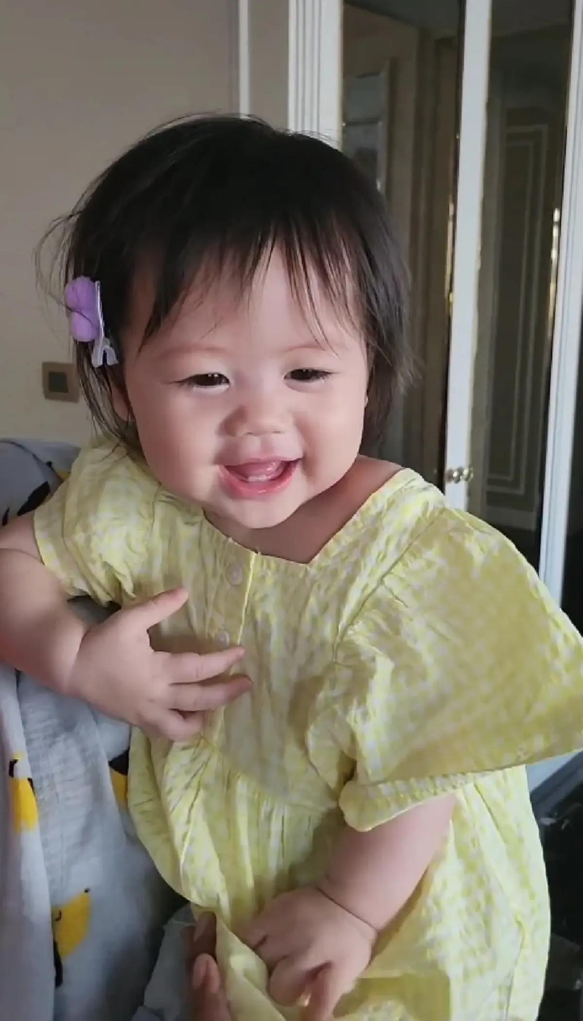 ชมพู่ อารยา โพสต์คลิป น้องแอบิเกล เล่นกับพี่แฝดหัวเราะเสียงดัง อารมณ์ดีมาก