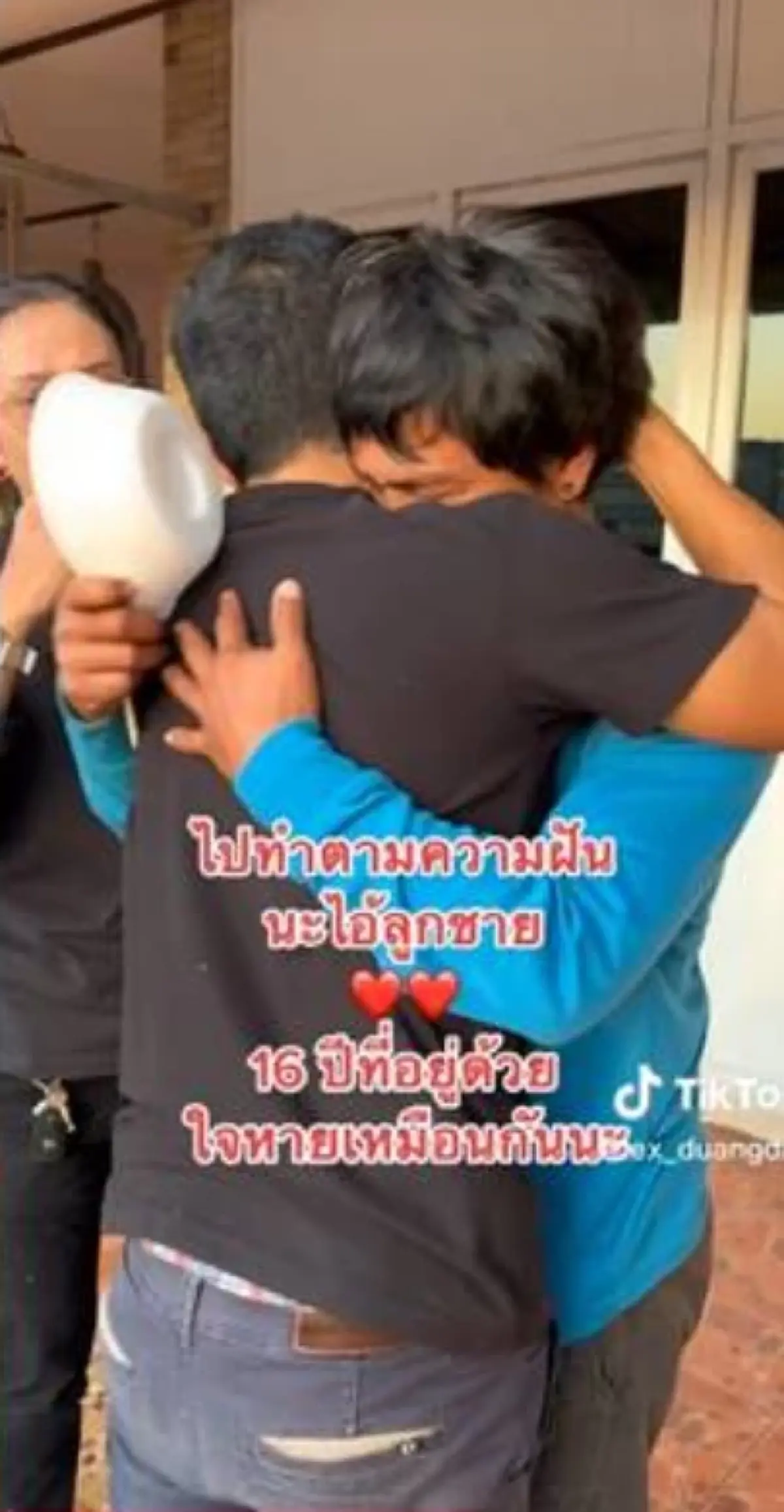 นายจ้างปล่อยโฮ ลูกน้องก้มกราบเท้า ขอลาไปเป็นเถ้าแก่ หลังอยู่ด้วยกันมา 16 ปี