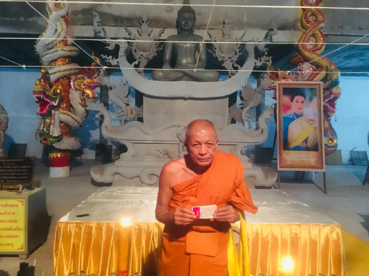 หลวงพ่อดวงเฮงถูกหวย 12 ล้าน หลัง "หลวงพ่อหินเขียว" เข้าฝัน มอบโชคใหญ่