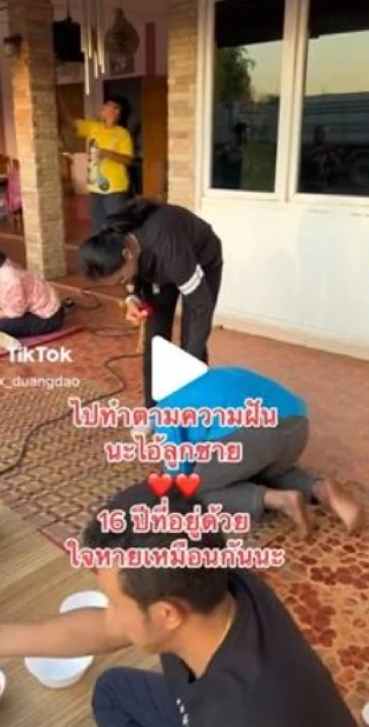 นายจ้างปล่อยโฮ ลูกน้องก้มกราบเท้า ขอลาไปเป็นเถ้าแก่ หลังอยู่ด้วยกันมา 16 ปี