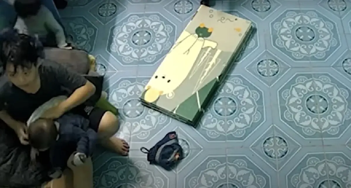 พ่อแม่แทบหยุดหายใจ เปิดกล้องวงจรปิด เห็นพี่ชายช่วยน้องชาย แค่เสี้ยววินาที