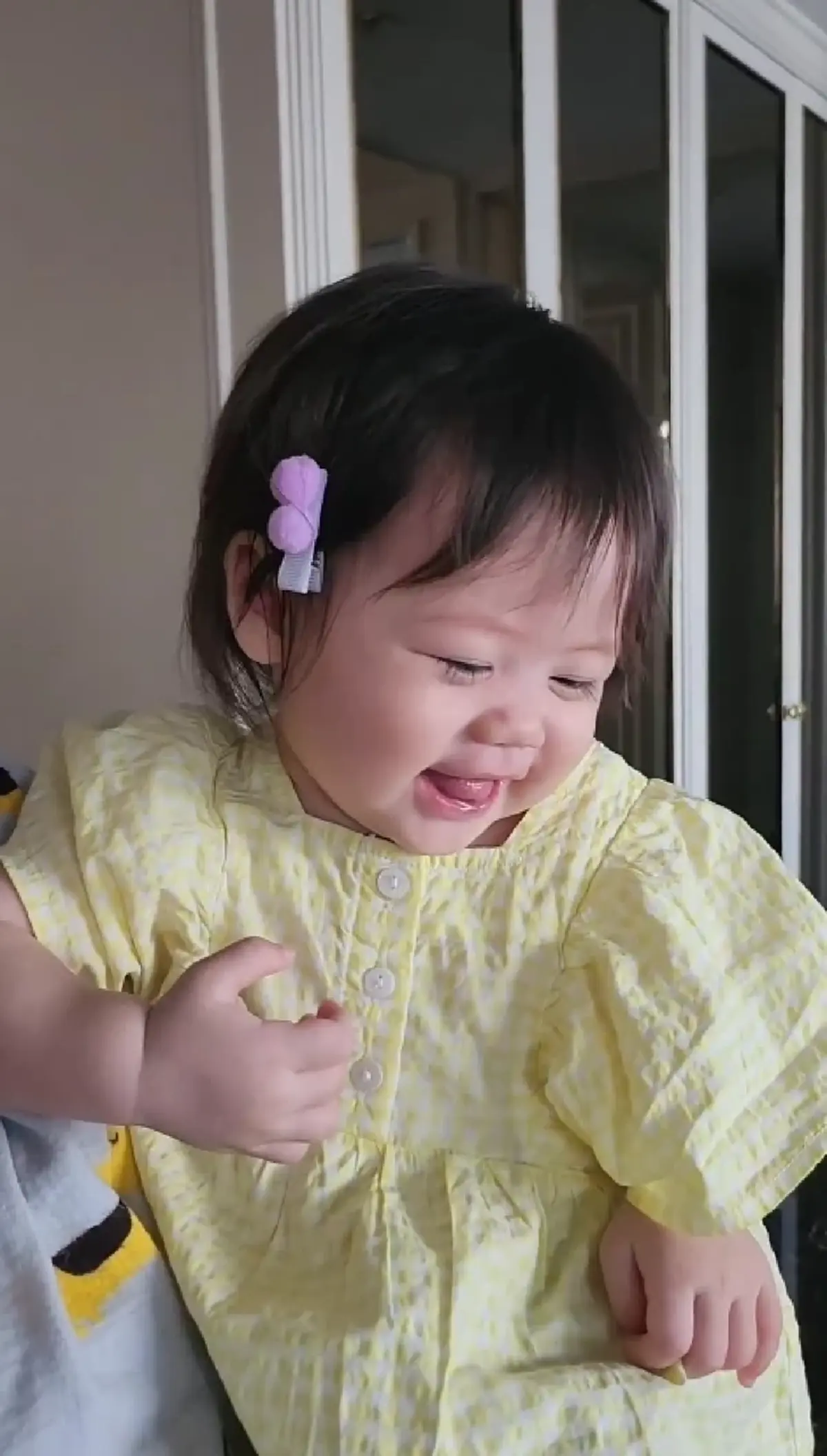 ชมพู่ อารยา โพสต์คลิป น้องแอบิเกล เล่นกับพี่แฝดหัวเราะเสียงดัง อารมณ์ดีมาก