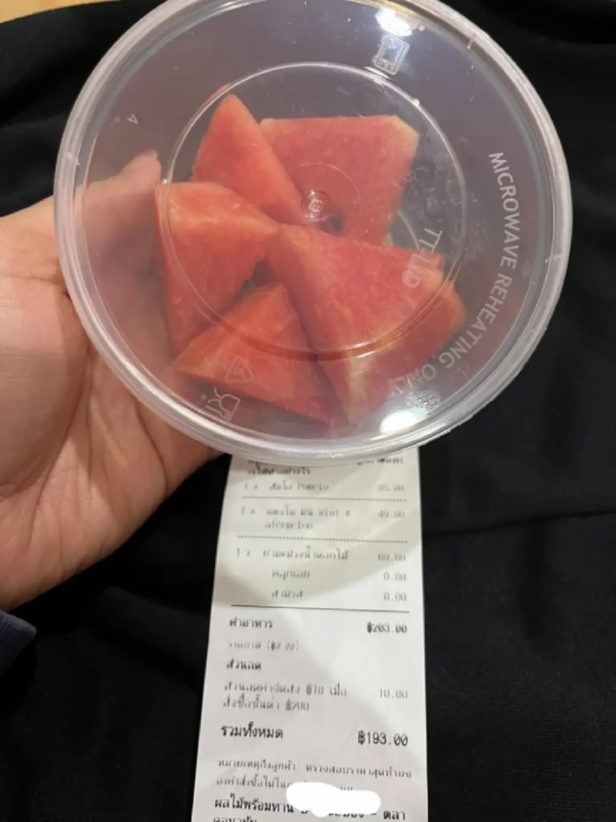 โซเชียลสับร้านยับ สาวสั่งแตงโมได้ 6 ชิ้น เห็นใบเสร็จราคา กินไม่ลงรับไม่ได้