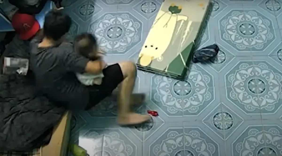 พ่อแม่แทบหยุดหายใจ เปิดกล้องวงจรปิด เห็นพี่ชายช่วยน้องชาย แค่เสี้ยววินาที