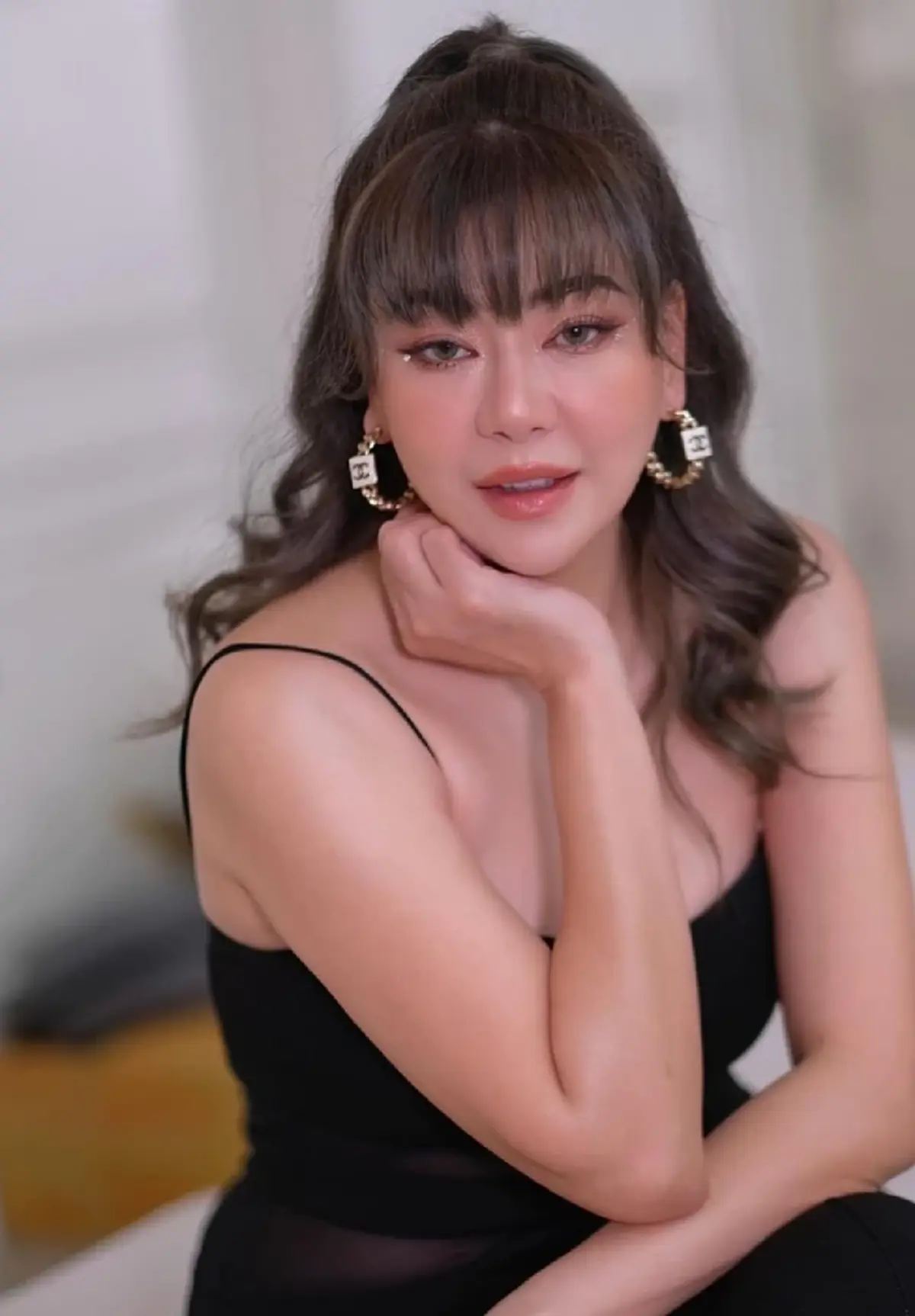 โอ๋ ภัคจีรา อวดลุคแซ่บในชุดสายเดี่ยวสีดำ โสดแล้วสวยปังไม่ไหว