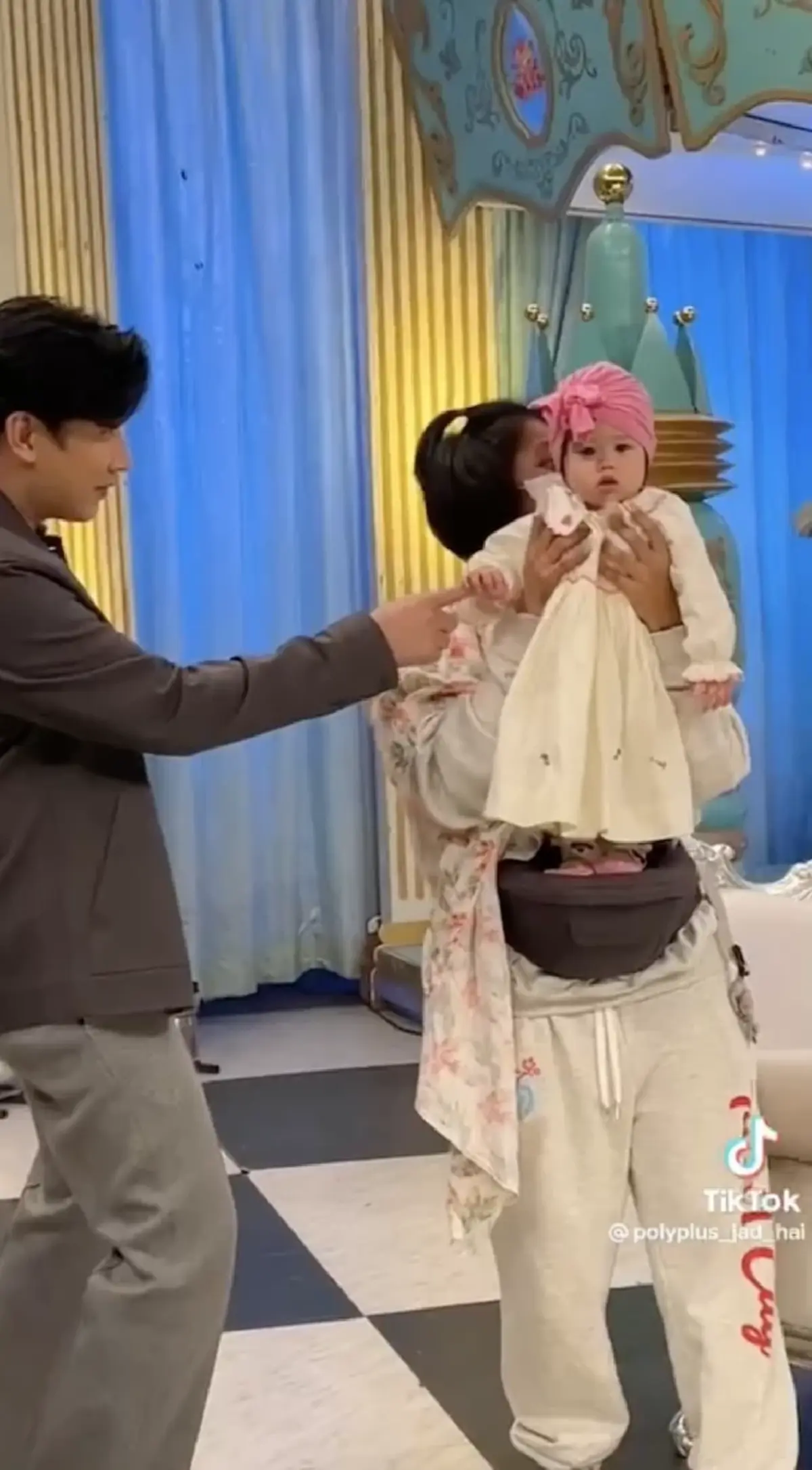 วินาที หนุ่ม กรรชัย เจอ น้องแอบิเกล ลูกสาว ชมพู่ อารยา หลงหนักมาก