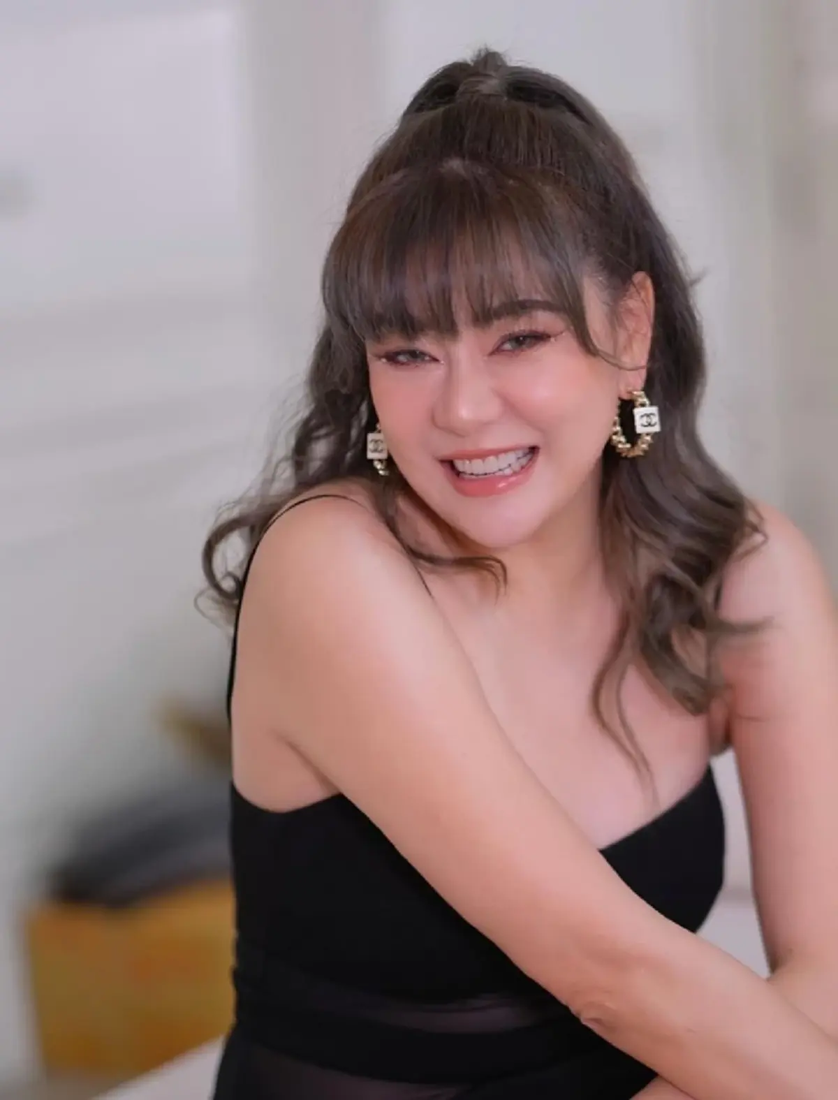 โอ๋ ภัคจีรา อวดลุคแซ่บในชุดสายเดี่ยวสีดำ โสดแล้วสวยปังไม่ไหว