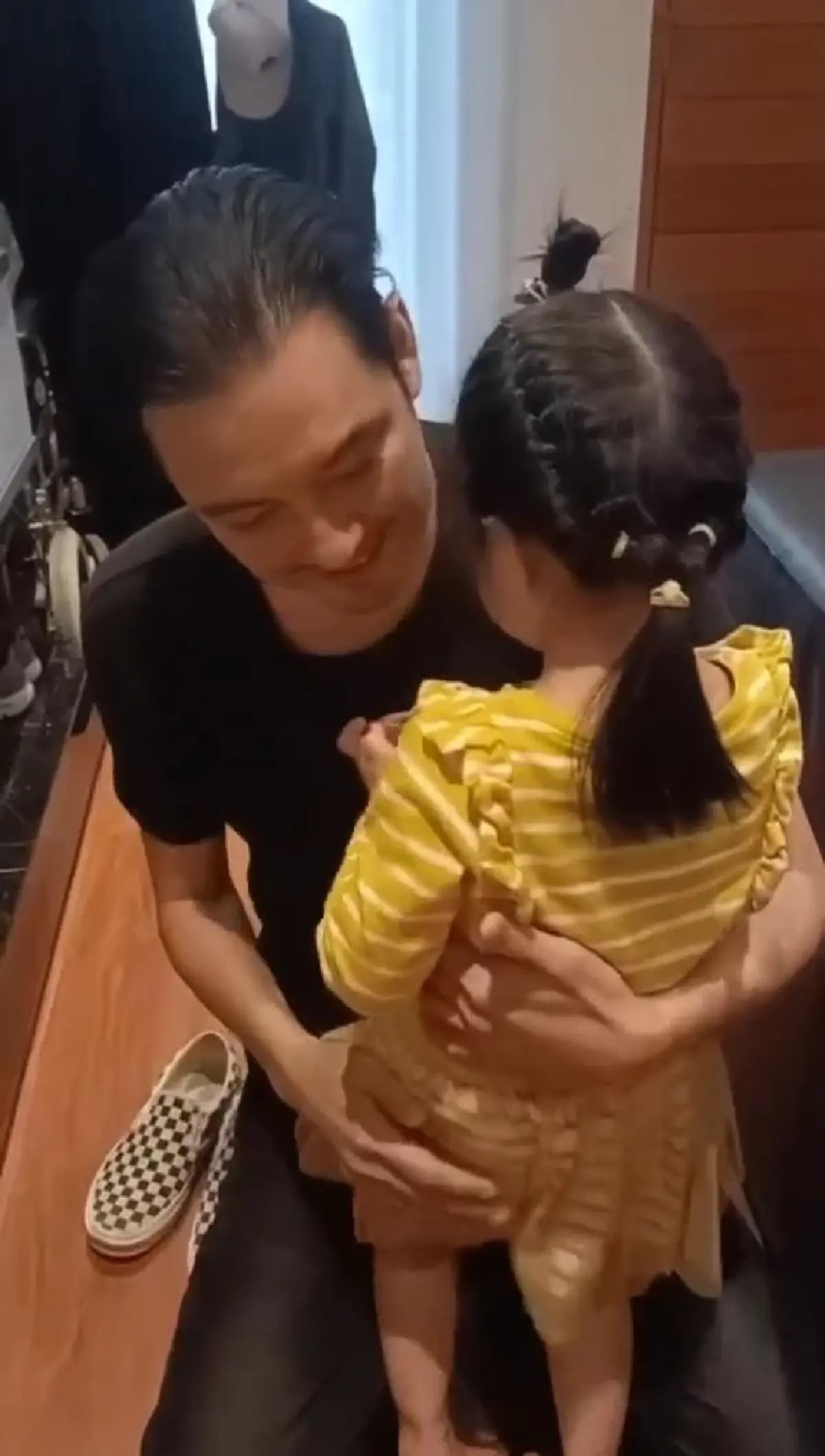 วินาที น้องวีจิ วิ่งโผเข้ากอด พ่อหนุ่ม ศรราม หลังกลับมาจากทำงาน 