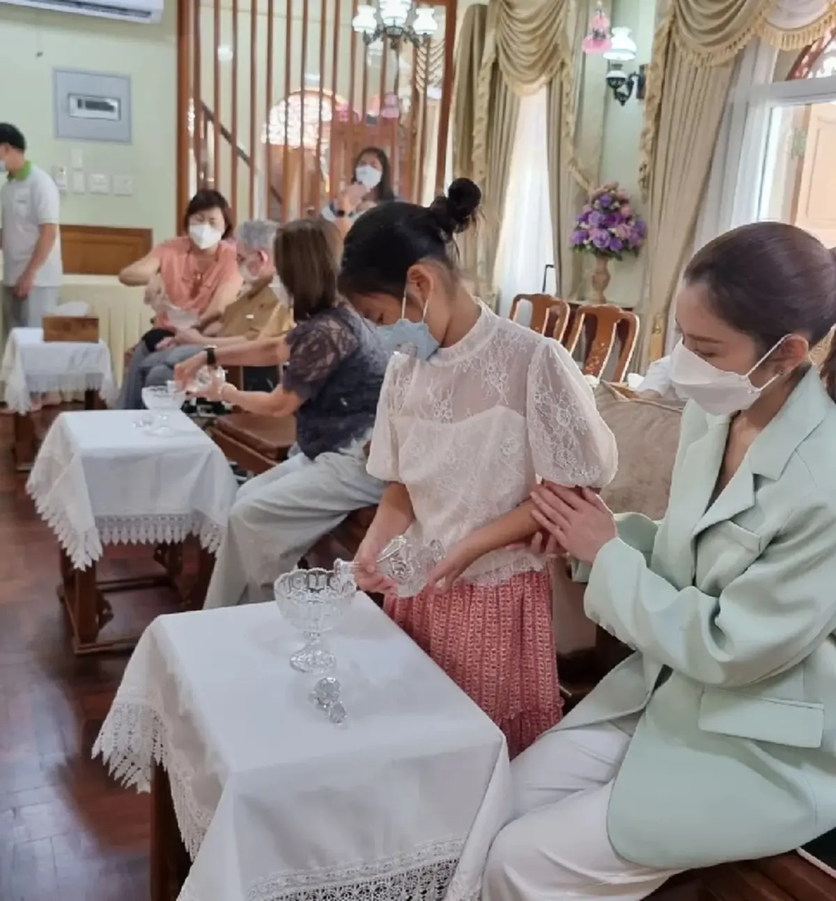 แอฟ ทักษอร พา น้องปีใหม่ ไปทำบุญ กิริยานอบน้อมอ่อนหวานเหมือนแม่ไม่มีผิด