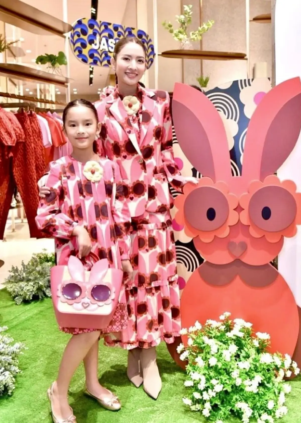 ภาพล่าสุด น้องปีใหม่ ทายาทคนเดียว แอฟ ทักษอร หลังออกงาน เป็นสาวสวยมาก