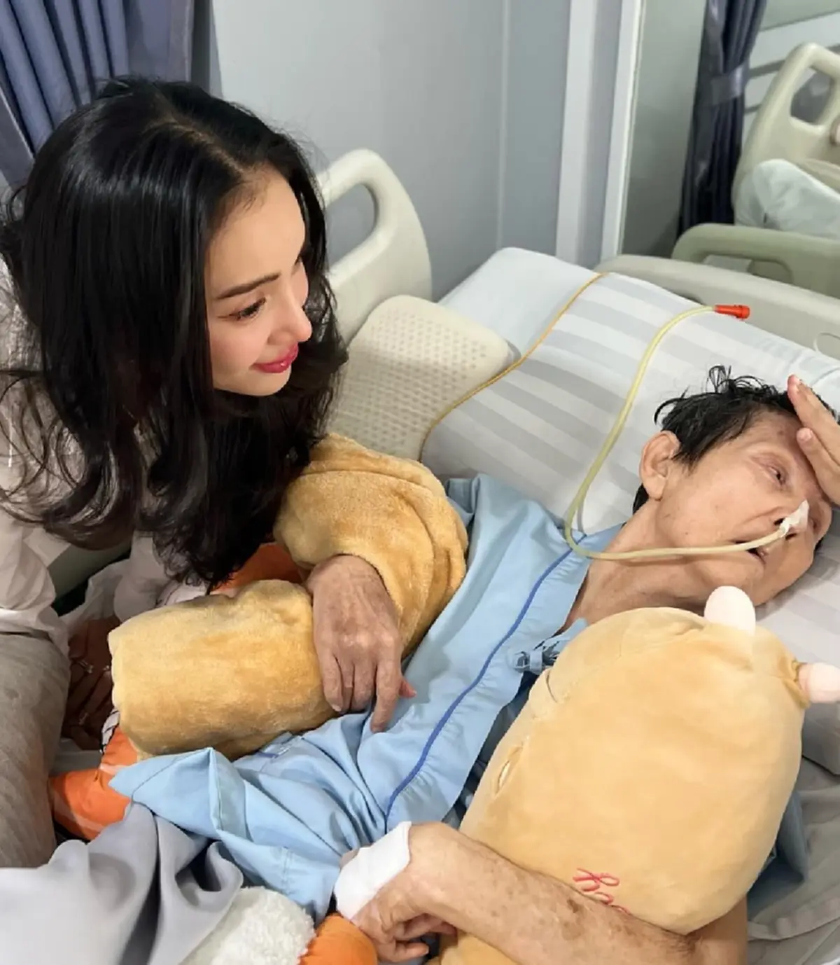 โมเมนต์อบอุ่น น้องเรซซิ่ง ลูกชาย แพท ณปภา ลูบหัวคุณยายอย่างอ่อนโยน