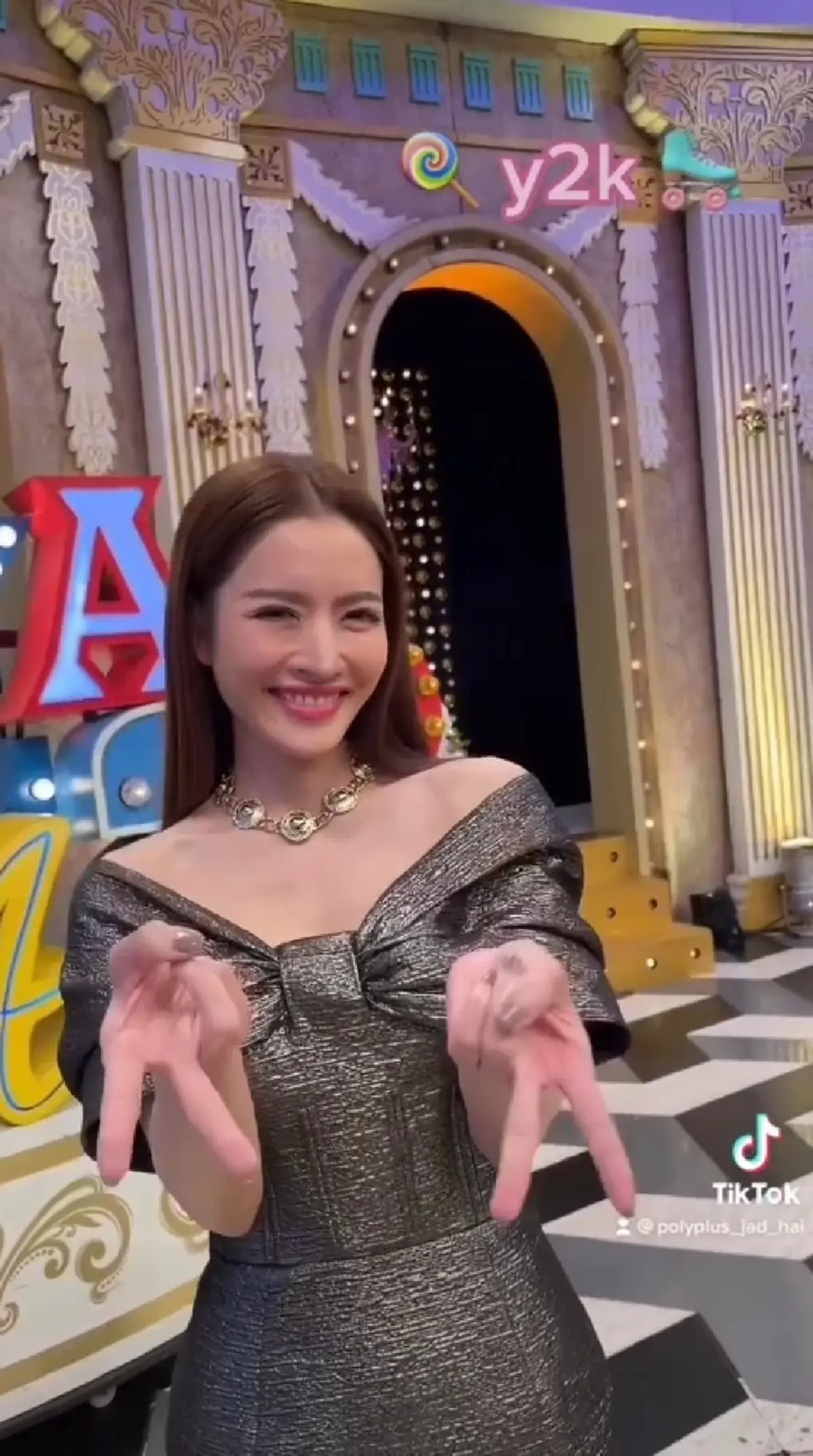 ส่องภาพล่าสุด แอฟ ทักษอร อวดลุคสาว y2k งานนี้สวยจนใจเจ็บ