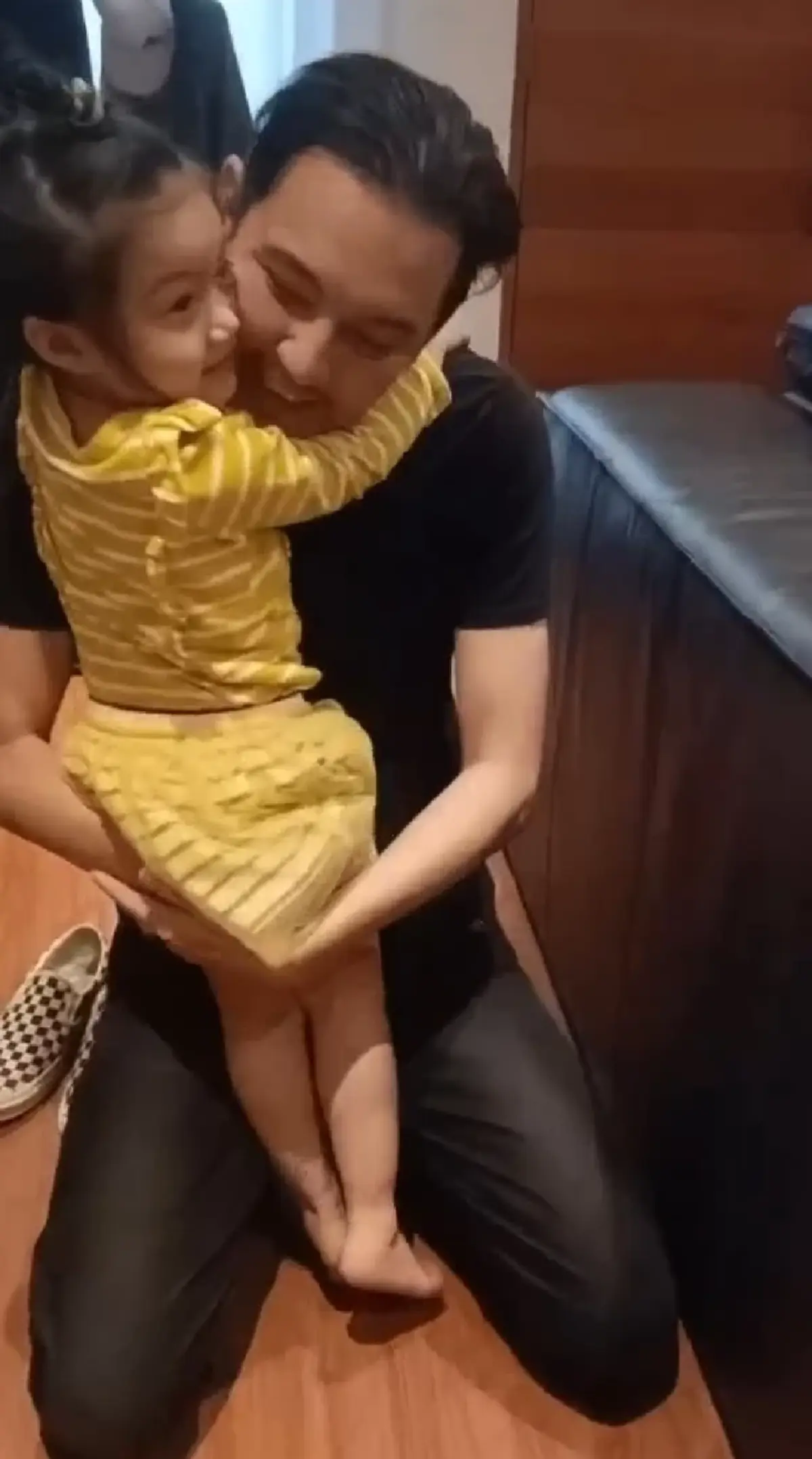 วินาที น้องวีจิ วิ่งโผเข้ากอด พ่อหนุ่ม ศรราม หลังกลับมาจากทำงาน 