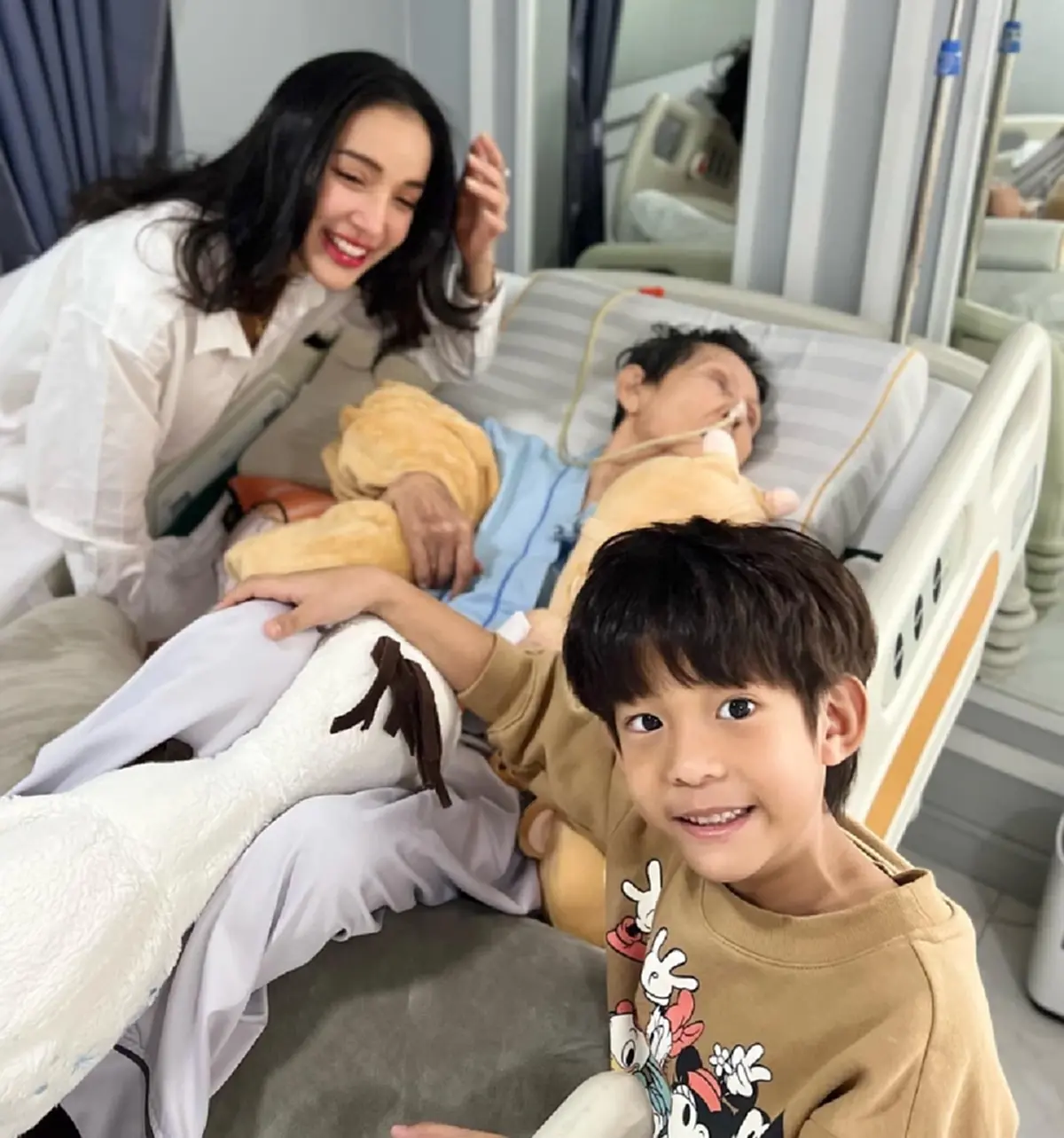 โมเมนต์อบอุ่น น้องเรซซิ่ง ลูกชาย แพท ณปภา ลูบหัวคุณยายอย่างอ่อนโยน