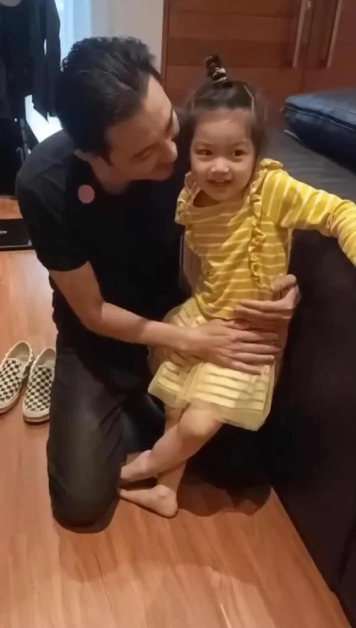 วินาที น้องวีจิ วิ่งโผเข้ากอด พ่อหนุ่ม ศรราม หลังกลับมาจากทำงาน 