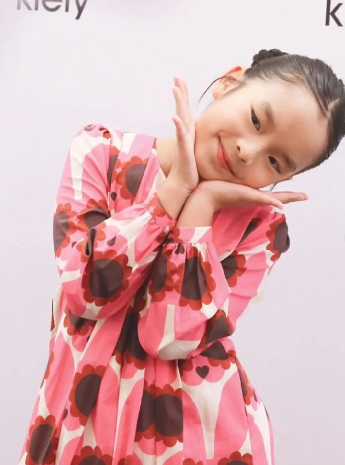 ภาพล่าสุด น้องปีใหม่ ทายาทคนเดียว แอฟ ทักษอร หลังออกงาน เป็นสาวสวยมาก